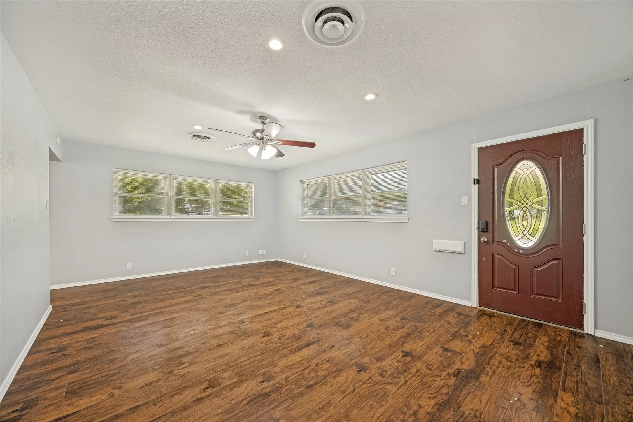 Single Family Residence For Sale in Grayson County , 1600 W Hull Street, Denison, Texas 75020, 3 Bedroom, 2 Bathroom, 1 Garage spaces, 1,904 Sqft, built in 1954, mls#21349183, Real Estate Agent in Denison, Homes For Sale in Grayson county, Homes For Sale in Denison, Realtor in Denison Texas, Real Estate Brokerage Independent Realty Texas, Luminita Cordes Realtor