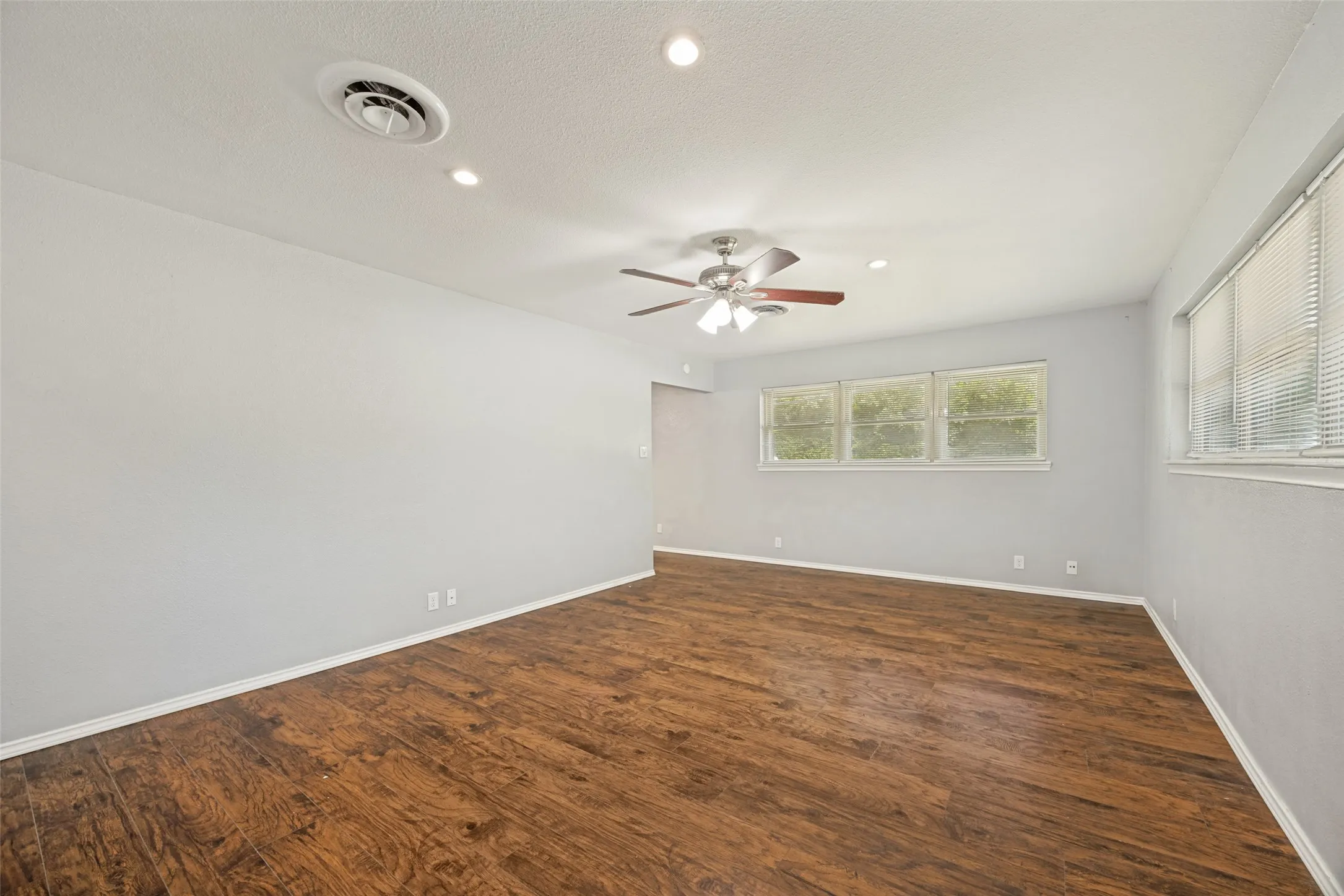 Single Family Residence For Sale in Grayson County , 1600 W Hull Street, Denison, Texas 75020, 3 Bedroom, 2 Bathroom, 1 Garage spaces, 1,904 Sqft, built in 1954, mls#21349183, Real Estate Agent in Denison, Homes For Sale in Grayson county, Homes For Sale in Denison, Realtor in Denison Texas, Real Estate Brokerage Independent Realty Texas, Luminita Cordes Realtor