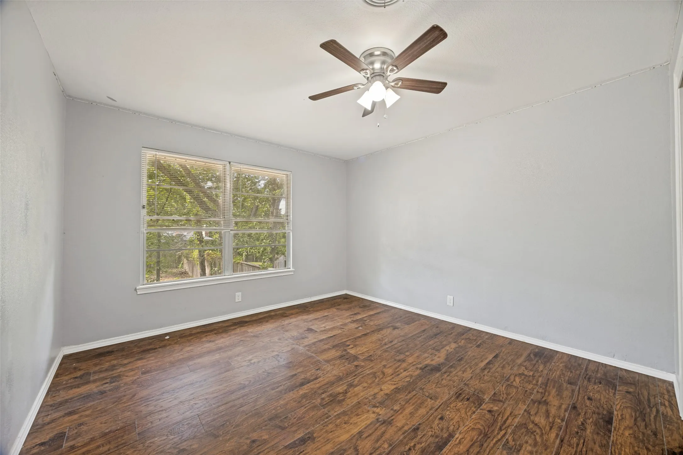 Single Family Residence For Sale in Grayson County , 1600 W Hull Street, Denison, Texas 75020, 3 Bedroom, 2 Bathroom, 1 Garage spaces, 1,904 Sqft, built in 1954, mls#21349183, Real Estate Agent in Denison, Homes For Sale in Grayson county, Homes For Sale in Denison, Realtor in Denison Texas, Real Estate Brokerage Independent Realty Texas, Luminita Cordes Realtor