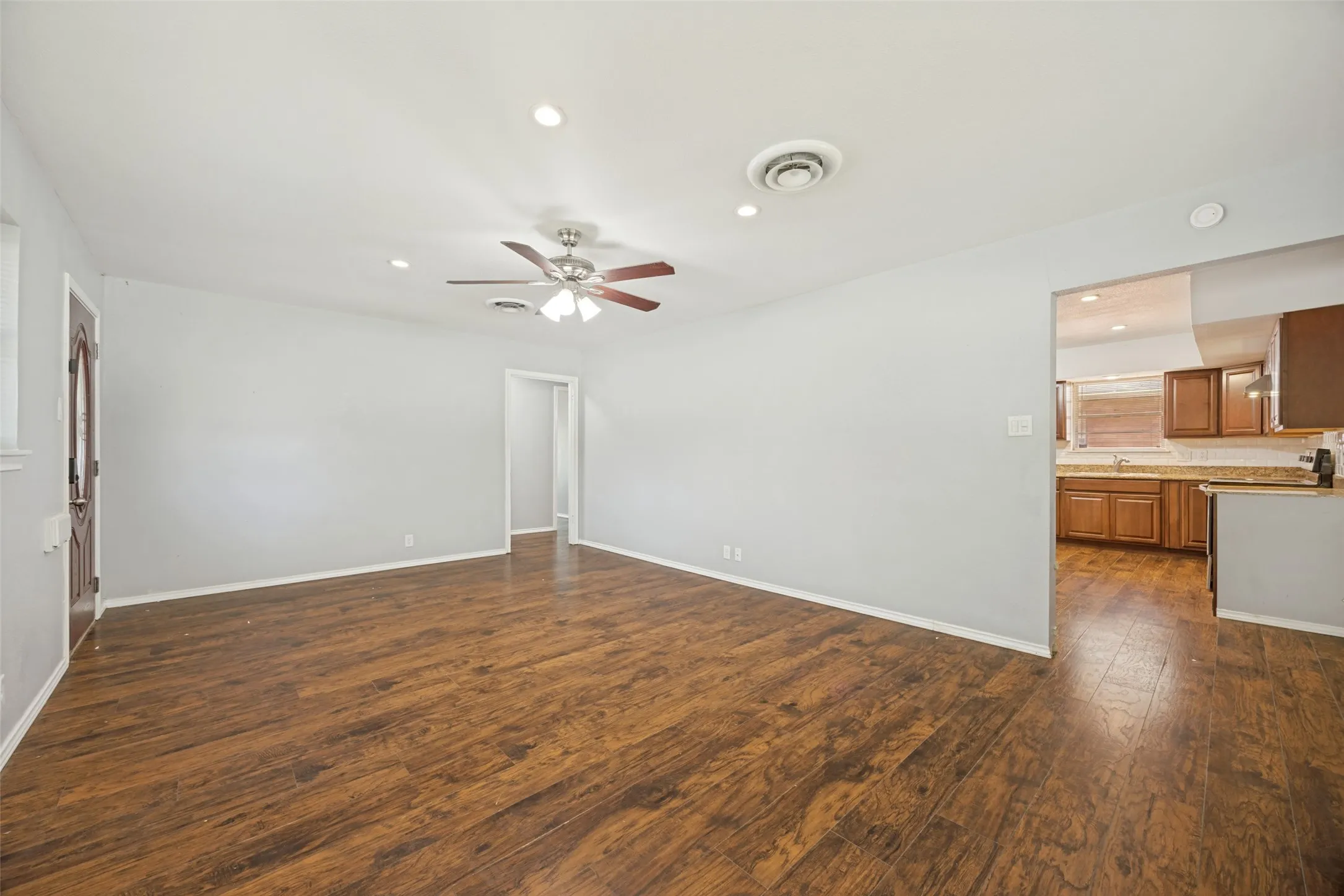 Single Family Residence For Sale in Grayson County , 1600 W Hull Street, Denison, Texas 75020, 3 Bedroom, 2 Bathroom, 1 Garage spaces, 1,904 Sqft, built in 1954, mls#21349183, Real Estate Agent in Denison, Homes For Sale in Grayson county, Homes For Sale in Denison, Realtor in Denison Texas, Real Estate Brokerage Independent Realty Texas, Luminita Cordes Realtor