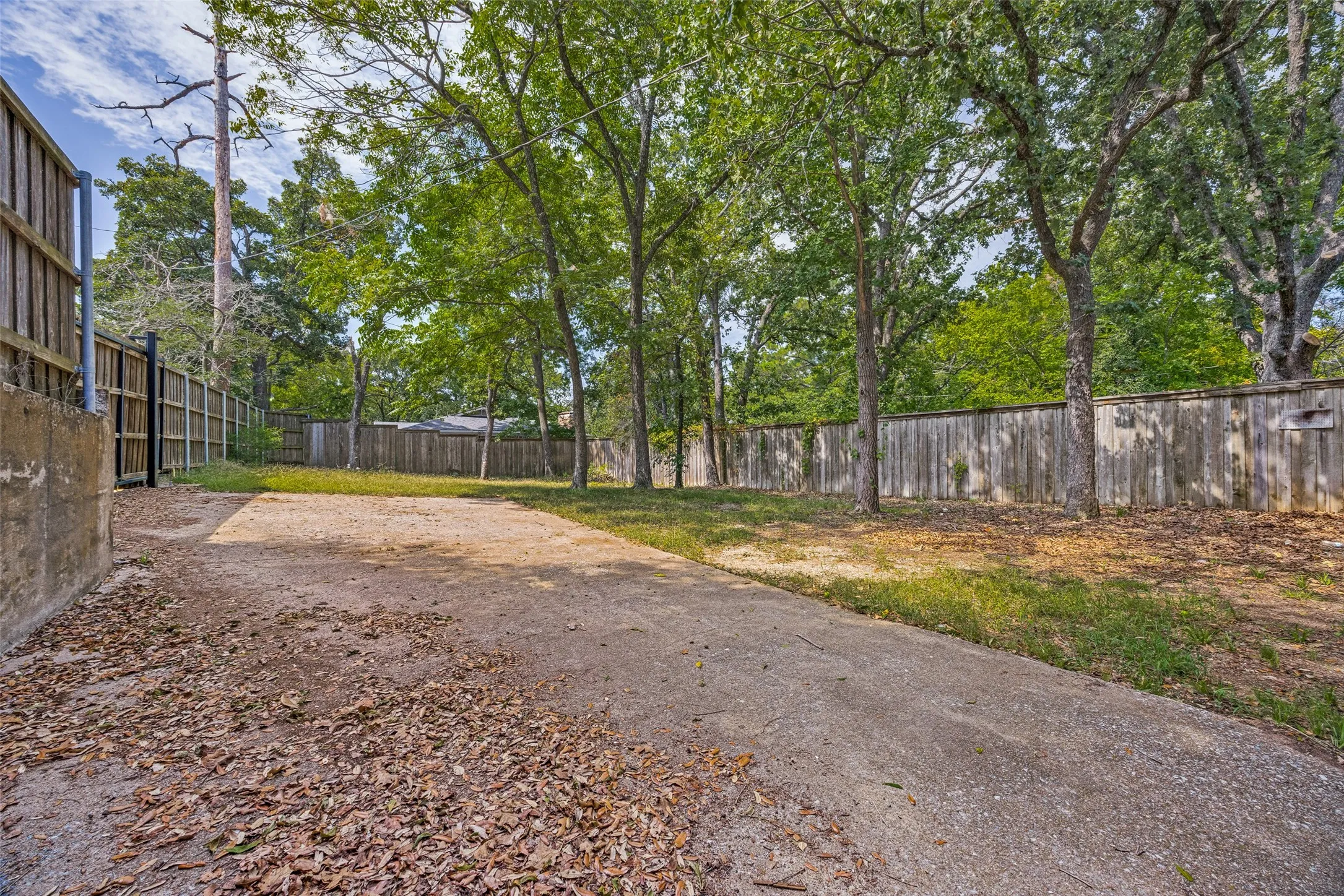 Single Family Residence For Sale in Grayson County , 1600 W Hull Street, Denison, Texas 75020, 3 Bedroom, 2 Bathroom, 1 Garage spaces, 1,904 Sqft, built in 1954, mls#21349183, Real Estate Agent in Denison, Homes For Sale in Grayson county, Homes For Sale in Denison, Realtor in Denison Texas, Real Estate Brokerage Independent Realty Texas, Luminita Cordes Realtor