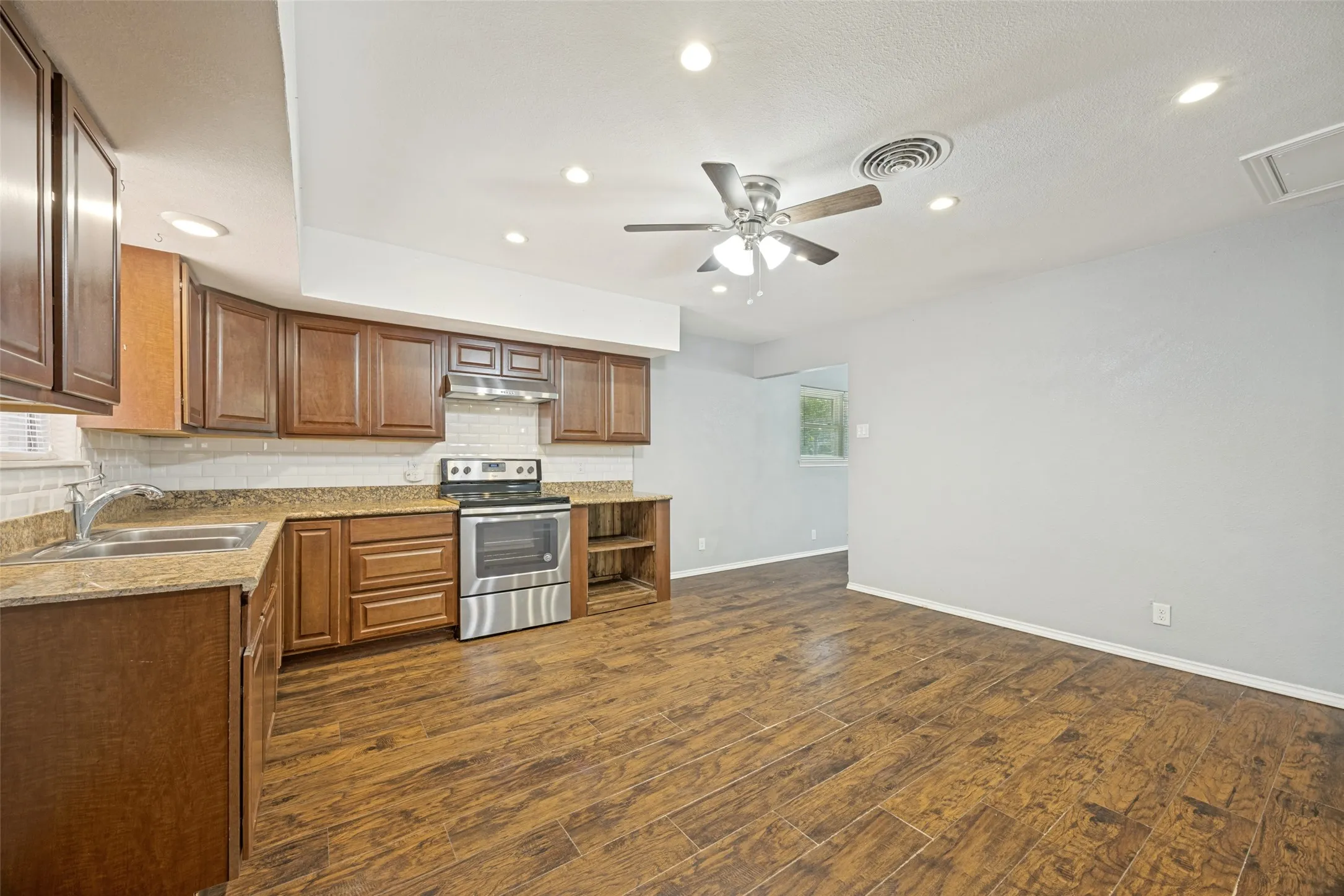 Single Family Residence For Sale in Grayson County , 1600 W Hull Street, Denison, Texas 75020, 3 Bedroom, 2 Bathroom, 1 Garage spaces, 1,904 Sqft, built in 1954, mls#21349183, Real Estate Agent in Denison, Homes For Sale in Grayson county, Homes For Sale in Denison, Realtor in Denison Texas, Real Estate Brokerage Independent Realty Texas, Luminita Cordes Realtor
