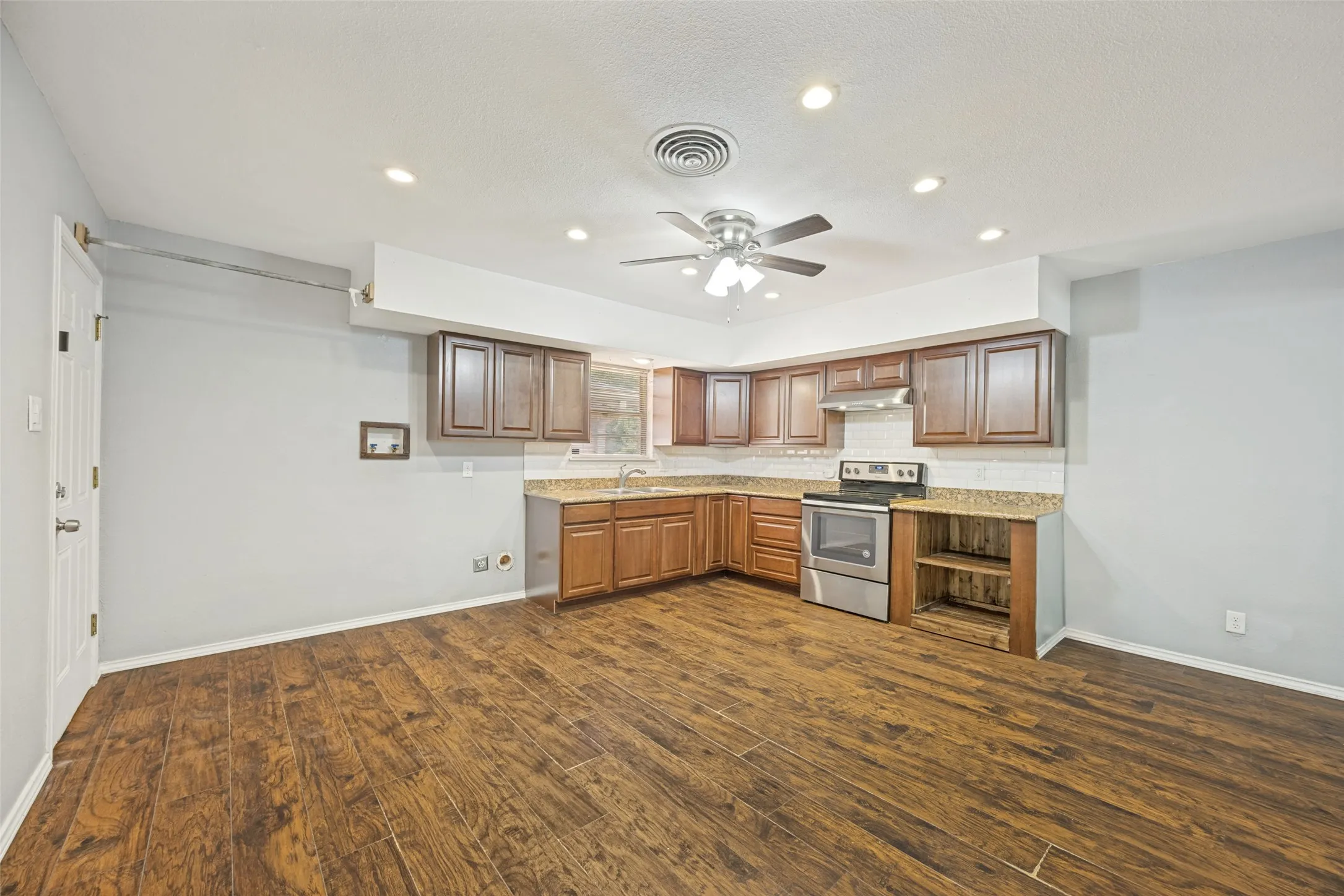 Single Family Residence For Sale in Grayson County , 1600 W Hull Street, Denison, Texas 75020, 3 Bedroom, 2 Bathroom, 1 Garage spaces, 1,904 Sqft, built in 1954, mls#21349183, Real Estate Agent in Denison, Homes For Sale in Grayson county, Homes For Sale in Denison, Realtor in Denison Texas, Real Estate Brokerage Independent Realty Texas, Luminita Cordes Realtor