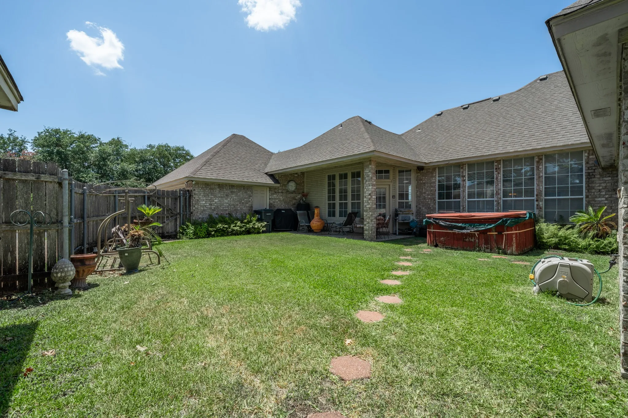 Single Family Residence For Sale in Mc Lennan County , 10108 Polo Park Circle, Waco, Texas 76712, 3 Bedroom, 3 Bathroom, 2 Garage spaces, 2,182 Sqft, built in 1995, mls#21349131, Real Estate Agent in Waco, Homes For Sale in Mc Lennan county, Homes For Sale in Waco, Realtor in Waco Texas, Real Estate Brokerage Independent Realty Texas, Luminita Cordes Realtor