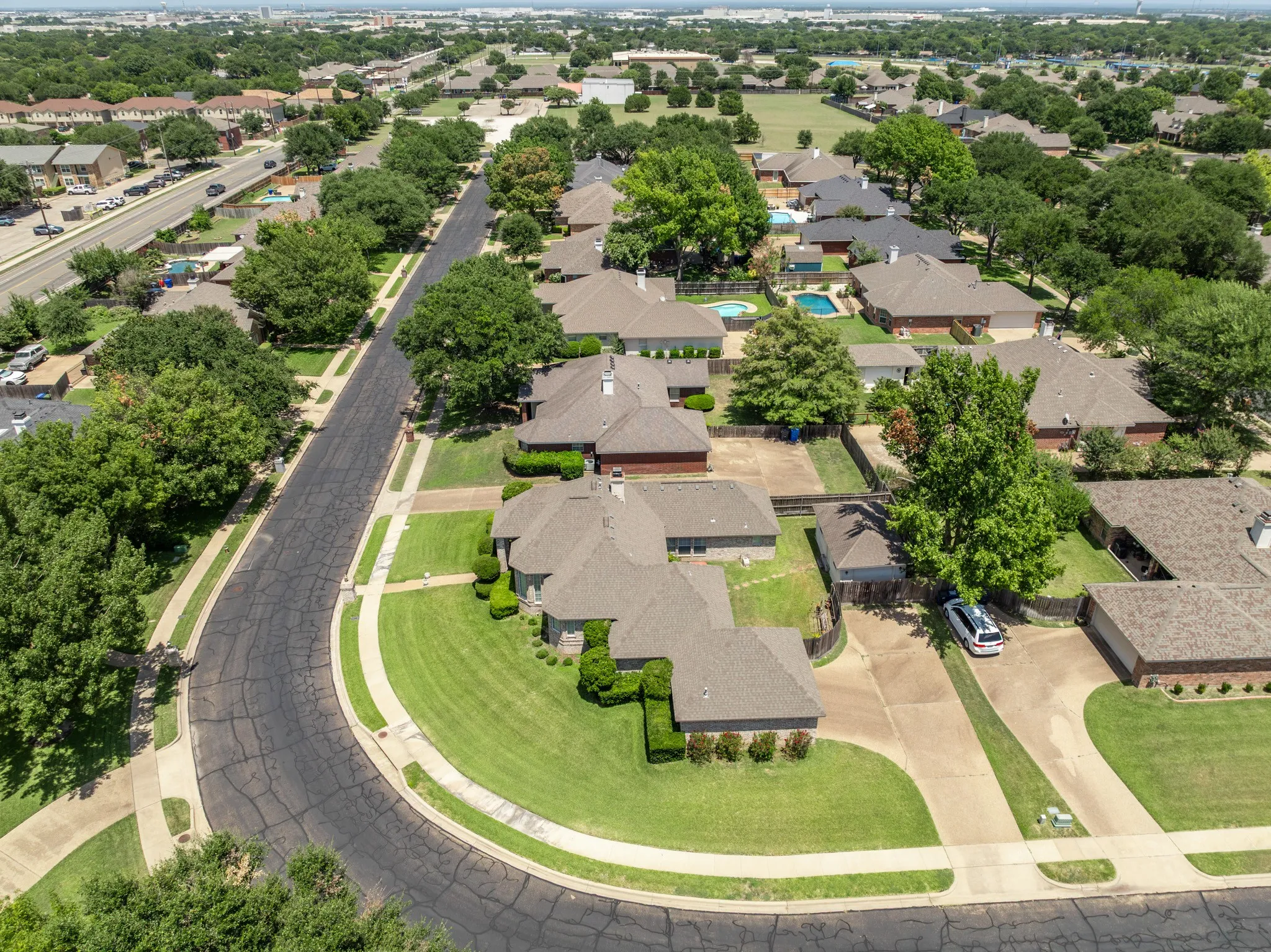 Single Family Residence For Sale in Mc Lennan County , 10108 Polo Park Circle, Waco, Texas 76712, 3 Bedroom, 3 Bathroom, 2 Garage spaces, 2,182 Sqft, built in 1995, mls#21349131, Real Estate Agent in Waco, Homes For Sale in Mc Lennan county, Homes For Sale in Waco, Realtor in Waco Texas, Real Estate Brokerage Independent Realty Texas, Luminita Cordes Realtor