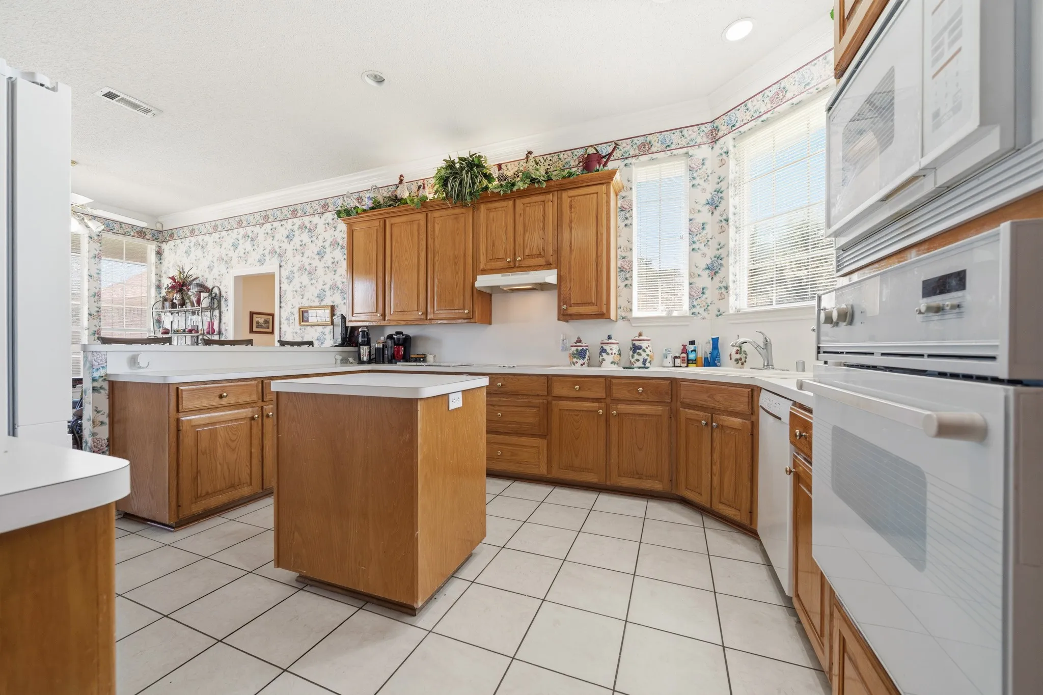 Single Family Residence For Sale in Mc Lennan County , 10108 Polo Park Circle, Waco, Texas 76712, 3 Bedroom, 3 Bathroom, 2 Garage spaces, 2,182 Sqft, built in 1995, mls#21349131, Real Estate Agent in Waco, Homes For Sale in Mc Lennan county, Homes For Sale in Waco, Realtor in Waco Texas, Real Estate Brokerage Independent Realty Texas, Luminita Cordes Realtor