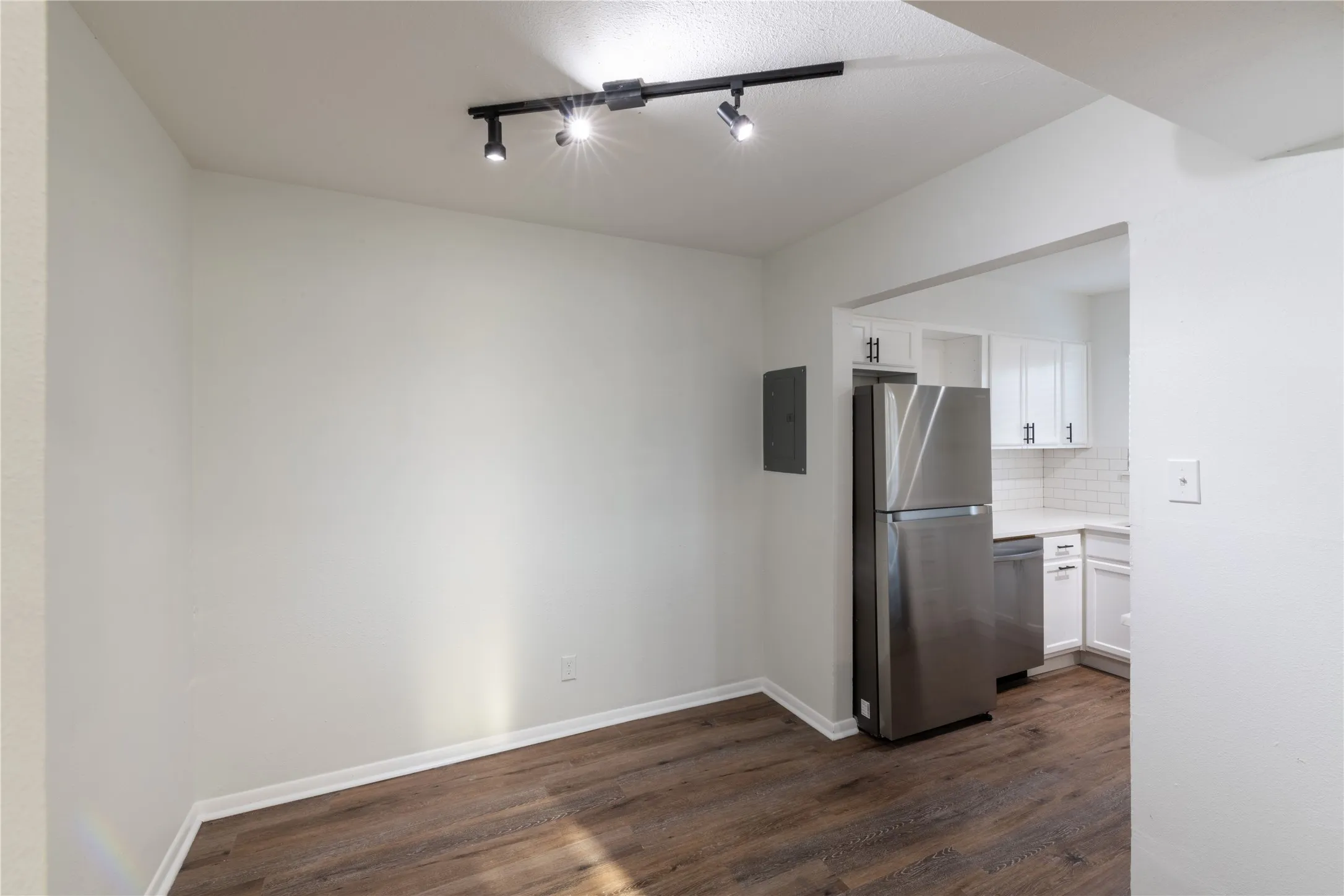 Apartment For Rent in Dallas County , 5921 Gaston Avenue C, Dallas, Texas 75214, 1 Bedroom, 1 Bathroom, Garage spaces, 662 Sqft, built in 1957, mls#21349139, Real Estate Agent in Dallas, Homes For Rent in Dallas county, Homes For Rent in Dallas, Realtor in Dallas Texas, Real Estate Brokerage Independent Realty Texas, Luminita Cordes Realtor