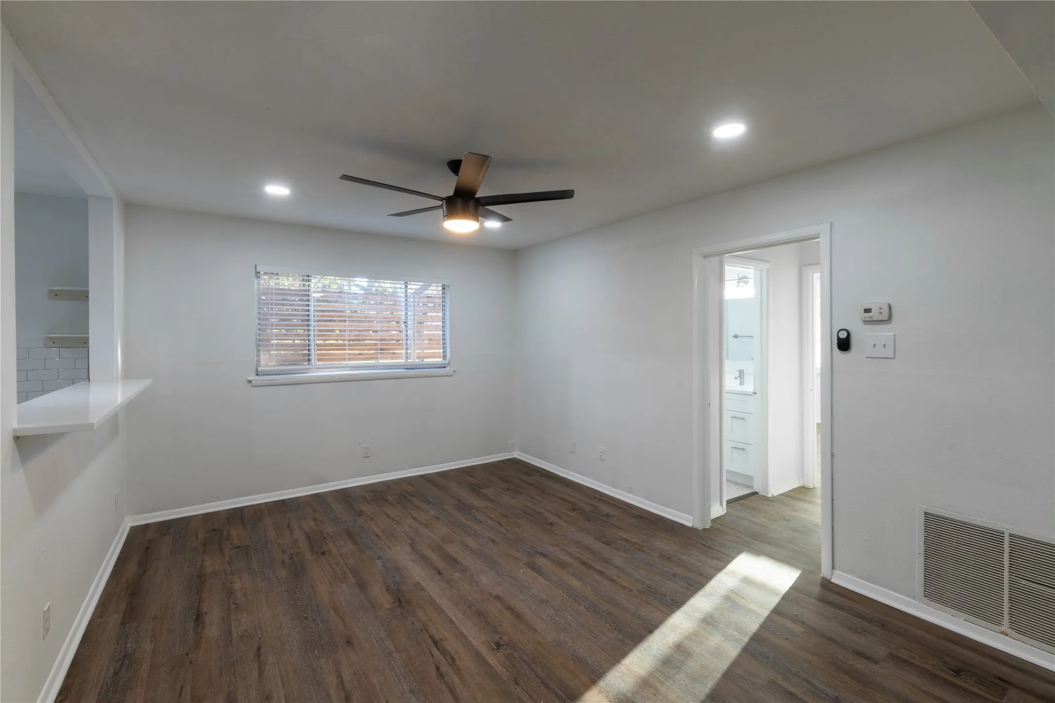 Apartment For Rent in Dallas County , 5921 Gaston Avenue C, Dallas, Texas 75214, 1 Bedroom, 1 Bathroom, Garage spaces, 662 Sqft, built in 1957, mls#21349139, Real Estate Agent in Dallas, Homes For Rent in Dallas county, Homes For Rent in Dallas, Realtor in Dallas Texas, Real Estate Brokerage Independent Realty Texas, Luminita Cordes Realtor