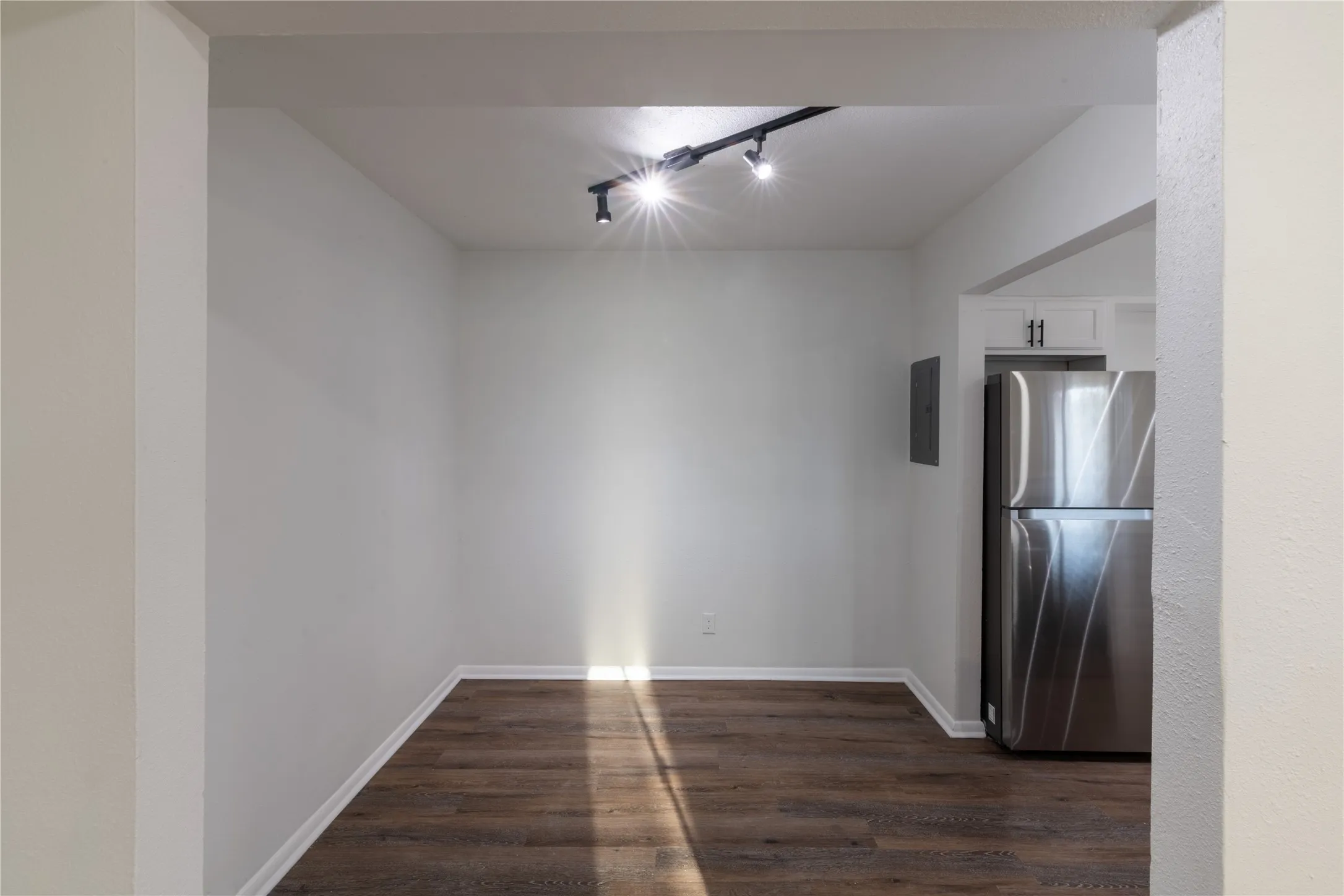 Apartment For Rent in Dallas County , 5921 Gaston Avenue C, Dallas, Texas 75214, 1 Bedroom, 1 Bathroom, Garage spaces, 662 Sqft, built in 1957, mls#21349139, Real Estate Agent in Dallas, Homes For Rent in Dallas county, Homes For Rent in Dallas, Realtor in Dallas Texas, Real Estate Brokerage Independent Realty Texas, Luminita Cordes Realtor