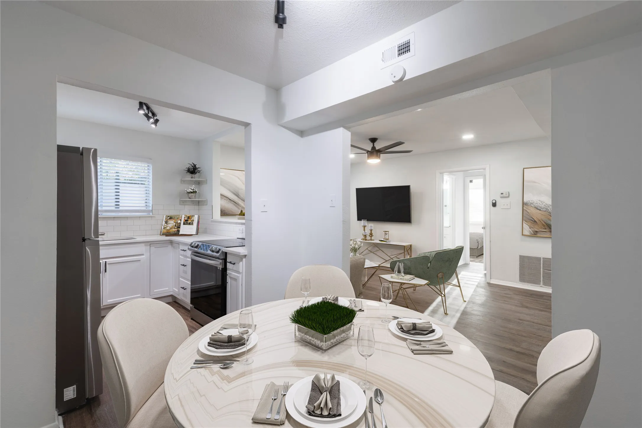 Apartment For Rent in Dallas County , 5921 Gaston Avenue C, Dallas, Texas 75214, 1 Bedroom, 1 Bathroom, Garage spaces, 662 Sqft, built in 1957, mls#21349139, Real Estate Agent in Dallas, Homes For Rent in Dallas county, Homes For Rent in Dallas, Realtor in Dallas Texas, Real Estate Brokerage Independent Realty Texas, Luminita Cordes Realtor