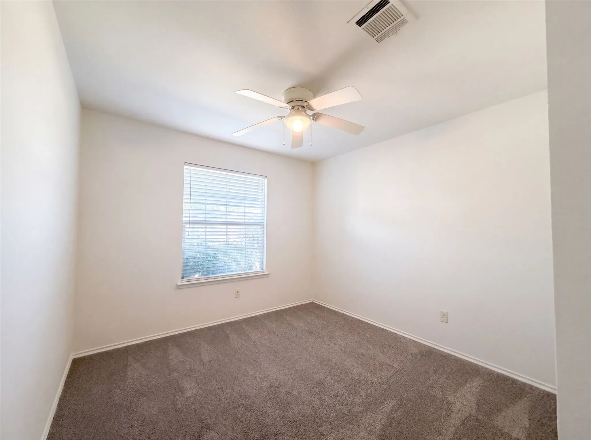 Single Family Residence For Sale in Collin County , 315 Elam Drive, Anna, Texas 75409, 4 Bedroom, 2 Bathroom, 2 Garage spaces, 1,832 Sqft, built in 2014, mls#21349188, Real Estate Agent in Anna, Homes For Sale in Collin county, Homes For Sale in Anna, Realtor in Anna Texas, Real Estate Brokerage Independent Realty Texas, Luminita Cordes Realtor