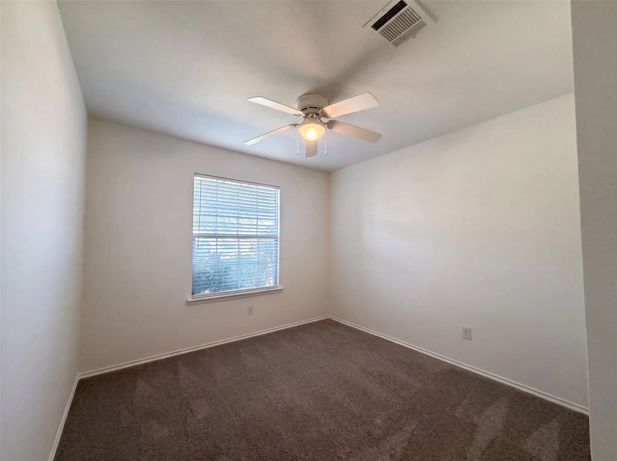 Single Family Residence For Sale in Collin County , 315 Elam Drive, Anna, Texas 75409, 4 Bedroom, 2 Bathroom, 2 Garage spaces, 1,832 Sqft, built in 2014, mls#21349188, Real Estate Agent in Anna, Homes For Sale in Collin county, Homes For Sale in Anna, Realtor in Anna Texas, Real Estate Brokerage Independent Realty Texas, Luminita Cordes Realtor