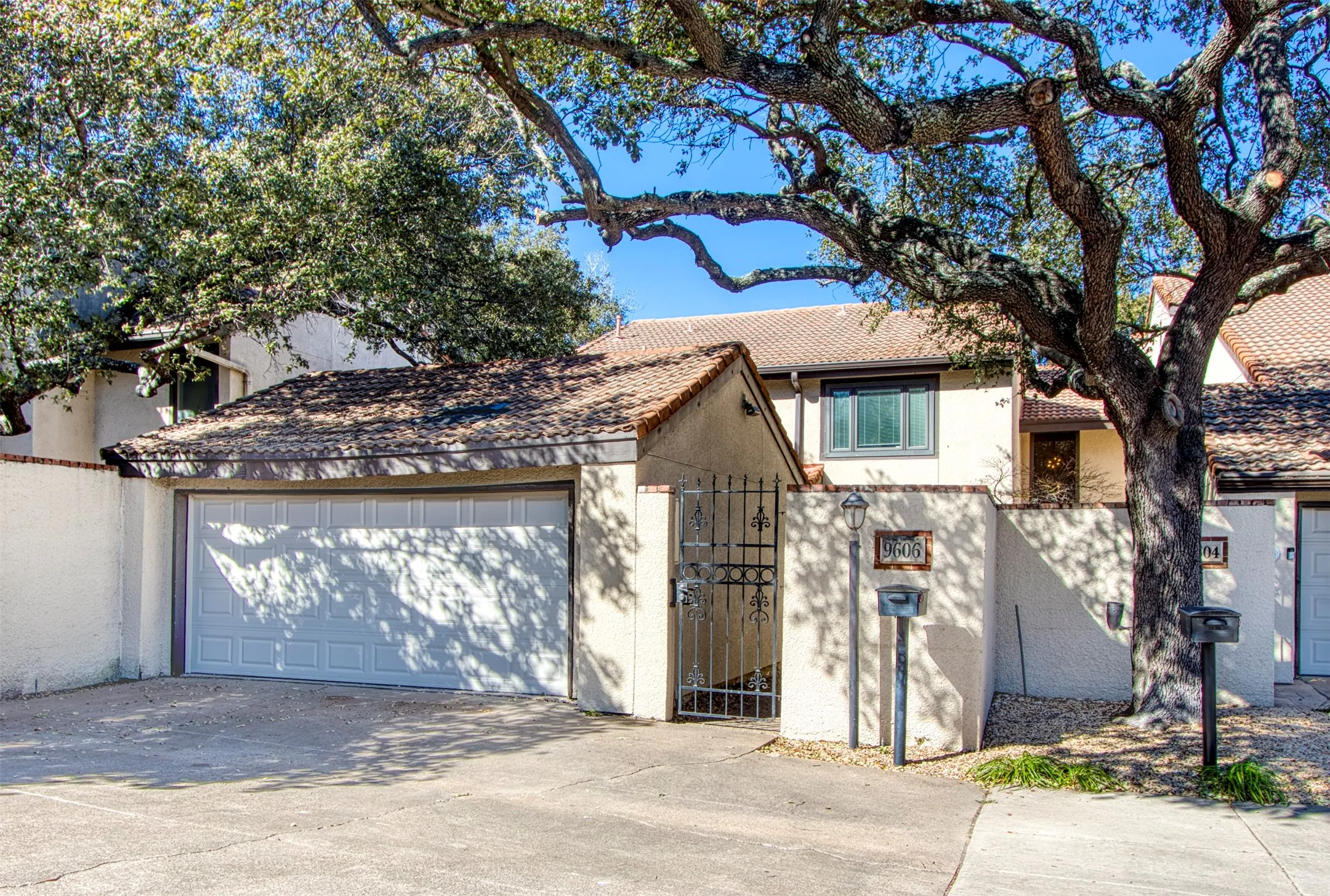 Single Family Residence For Sale in Dallas County , 9606 Glenacre, Dallas, Texas 75243, 3 Bedroom, 3 Bathroom, 2 Garage spaces, 2,094 Sqft, built in 1978, mls#21349216, Real Estate Agent in Dallas, Homes For Sale in Dallas county, Homes For Sale in Dallas, Realtor in Dallas Texas, Real Estate Brokerage Independent Realty Texas, Luminita Cordes Realtor
