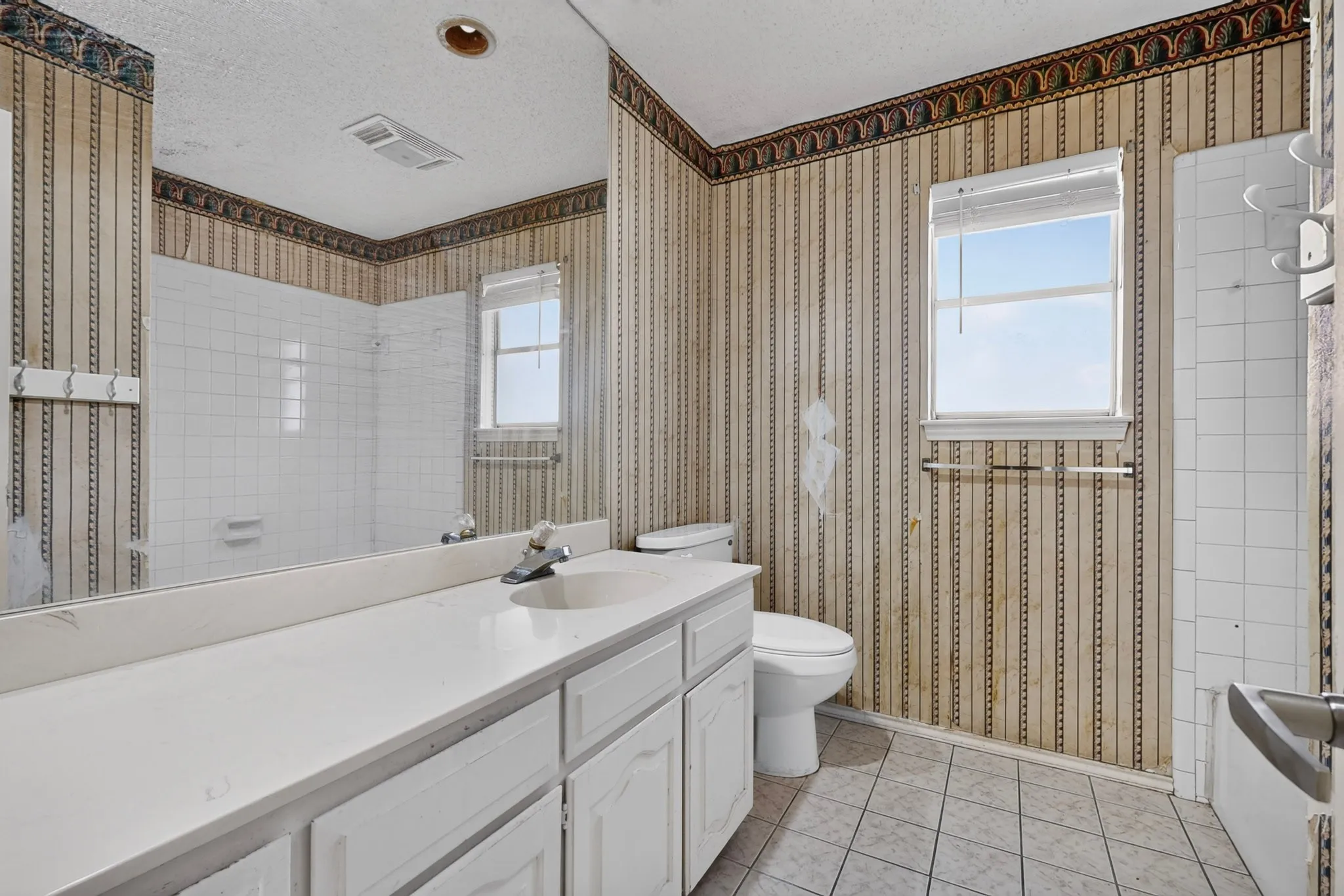 Single Family Residence For Sale in Tarrant County , 3612 Holly Springs Drive, Fort Worth, Texas 76133, 4 Bedroom, 2 Bathroom, Garage spaces, 2,658 Sqft, built in 1978, mls#21343501, Real Estate Agent in Fort Worth, Homes For Sale in Tarrant county, Homes For Sale in Fort Worth, Realtor in Fort Worth Texas, Real Estate Brokerage Independent Realty Texas, Luminita Cordes Realtor