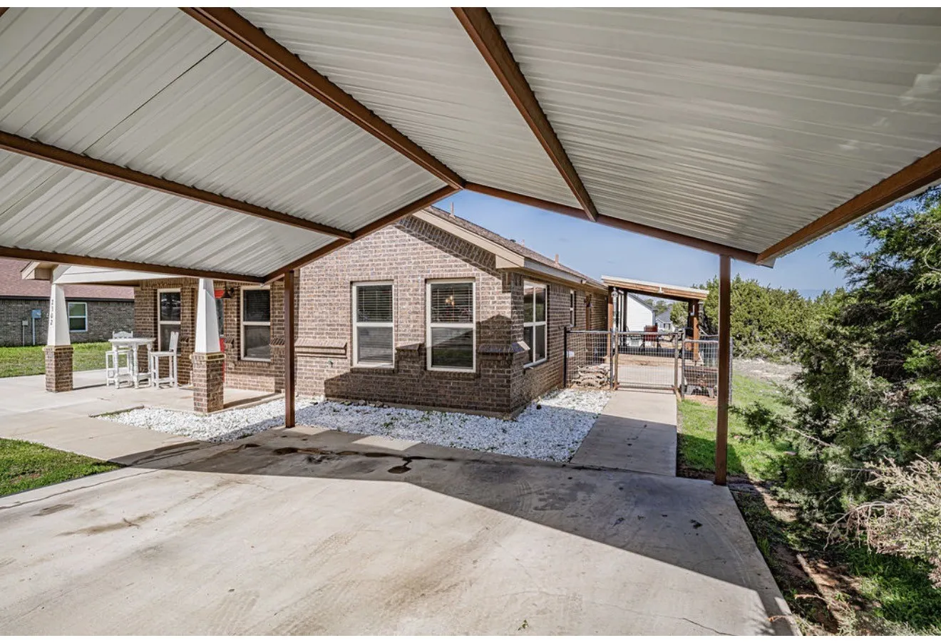 Single Family Residence For Sale in Hood County , 2302 San Saba Court, Granbury, Texas 76048, 3 Bedroom, 2 Bathroom, Garage spaces, 1,395 Sqft, built in 2017, mls#21348443, Real Estate Agent in Granbury, Homes For Sale in Hood county, Homes For Sale in Granbury, Realtor in Granbury Texas, Real Estate Brokerage Independent Realty Texas, Luminita Cordes Realtor