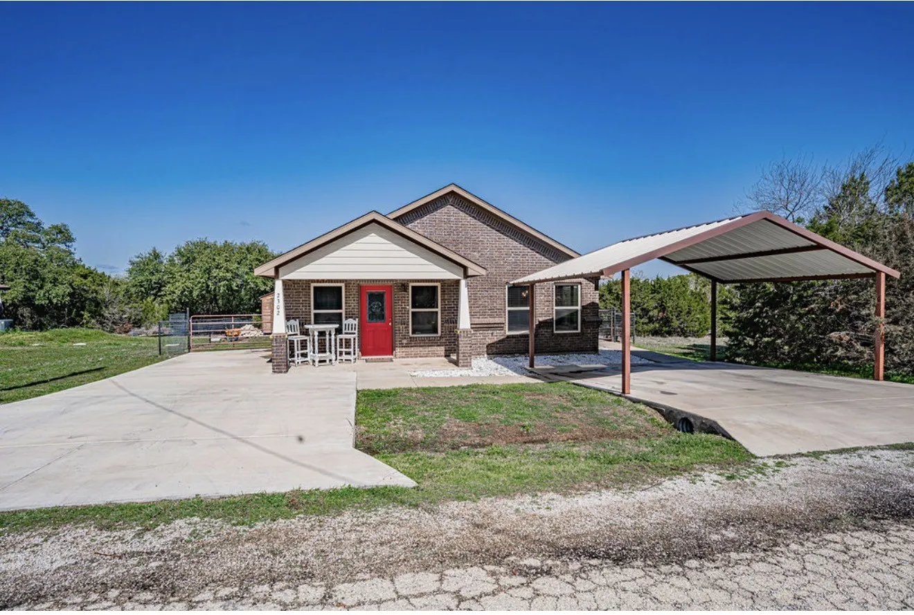 Single Family Residence For Sale in Hood County , 2302 San Saba Court, Granbury, Texas 76048, 3 Bedroom, 2 Bathroom, Garage spaces, 1,395 Sqft, built in 2017, mls#21348443, Real Estate Agent in Granbury, Homes For Sale in Hood county, Homes For Sale in Granbury, Realtor in Granbury Texas, Real Estate Brokerage Independent Realty Texas, Luminita Cordes Realtor