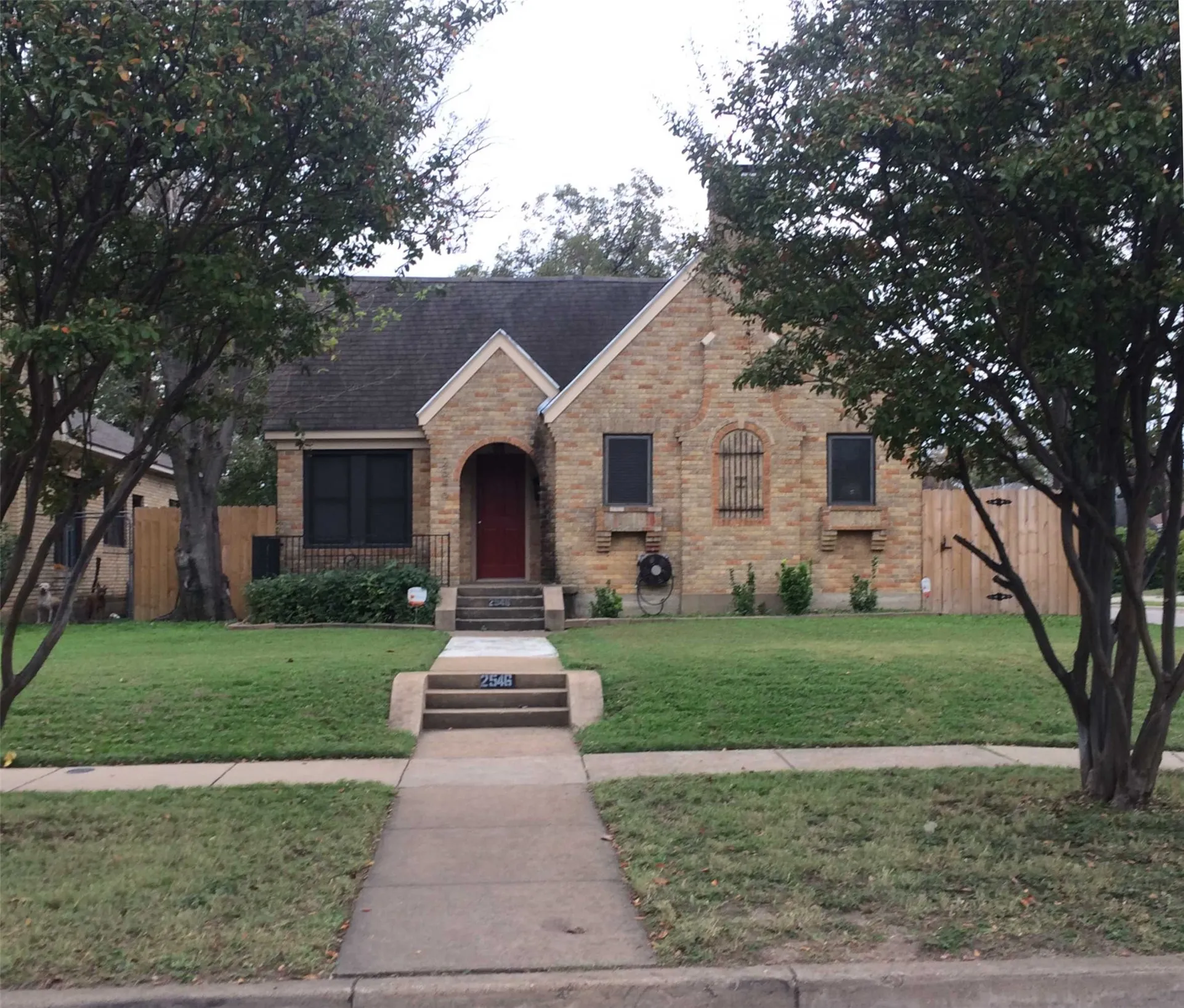 Single Family Residence For Sale in Dallas County , 2546 Gladstone Drive, Dallas, Texas 75211, 2 Bedrooms, 1 Bathroom, Garage spaces, 1,194 Sqft, built in 1920, Price $350,000, mls#21349234, Real Estate Agent in Dallas, Homes For Sale in Dallas county, Homes For Sale in Dallas, Realtor in Dallas Texas, Real Estate Brokerage Independent Realty Texas, Luminita Cordes Realtor