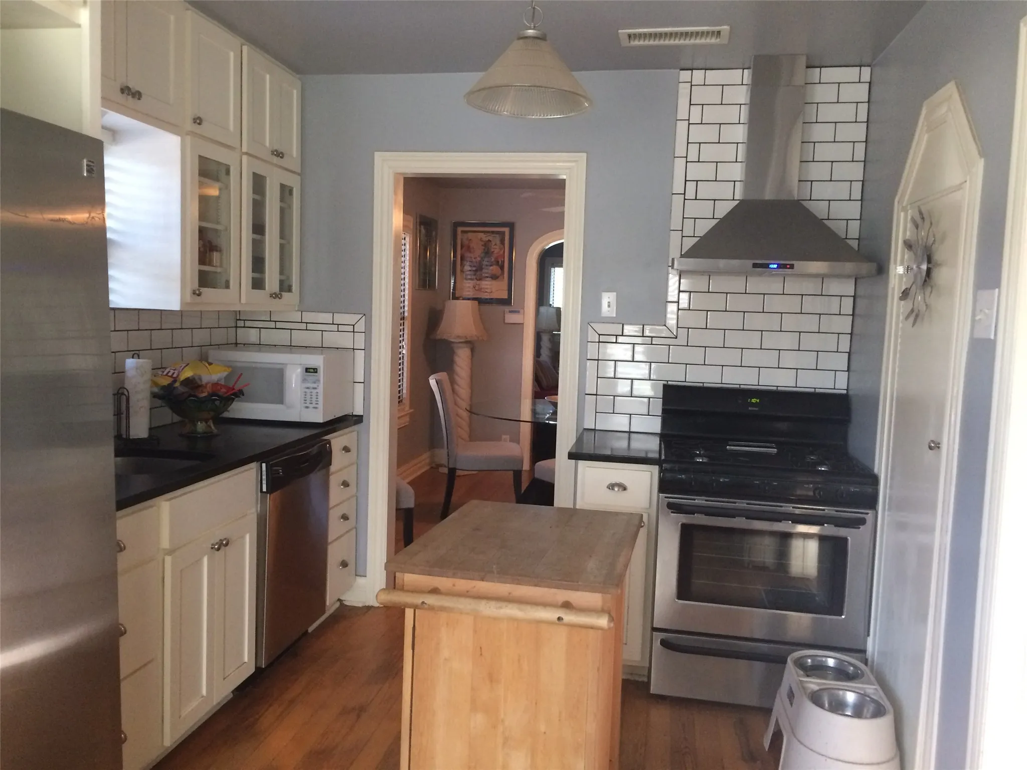 Single Family Residence For Sale in Dallas County , 2546 Gladstone Drive, Dallas, Texas 75211, 2 Bedrooms, 1 Bathroom, Garage spaces, 1,194 Sqft, built in 1920, Price $350,000, mls#21349234, Real Estate Agent in Dallas, Homes For Sale in Dallas county, Homes For Sale in Dallas, Realtor in Dallas Texas, Real Estate Brokerage Independent Realty Texas, Luminita Cordes Realtor