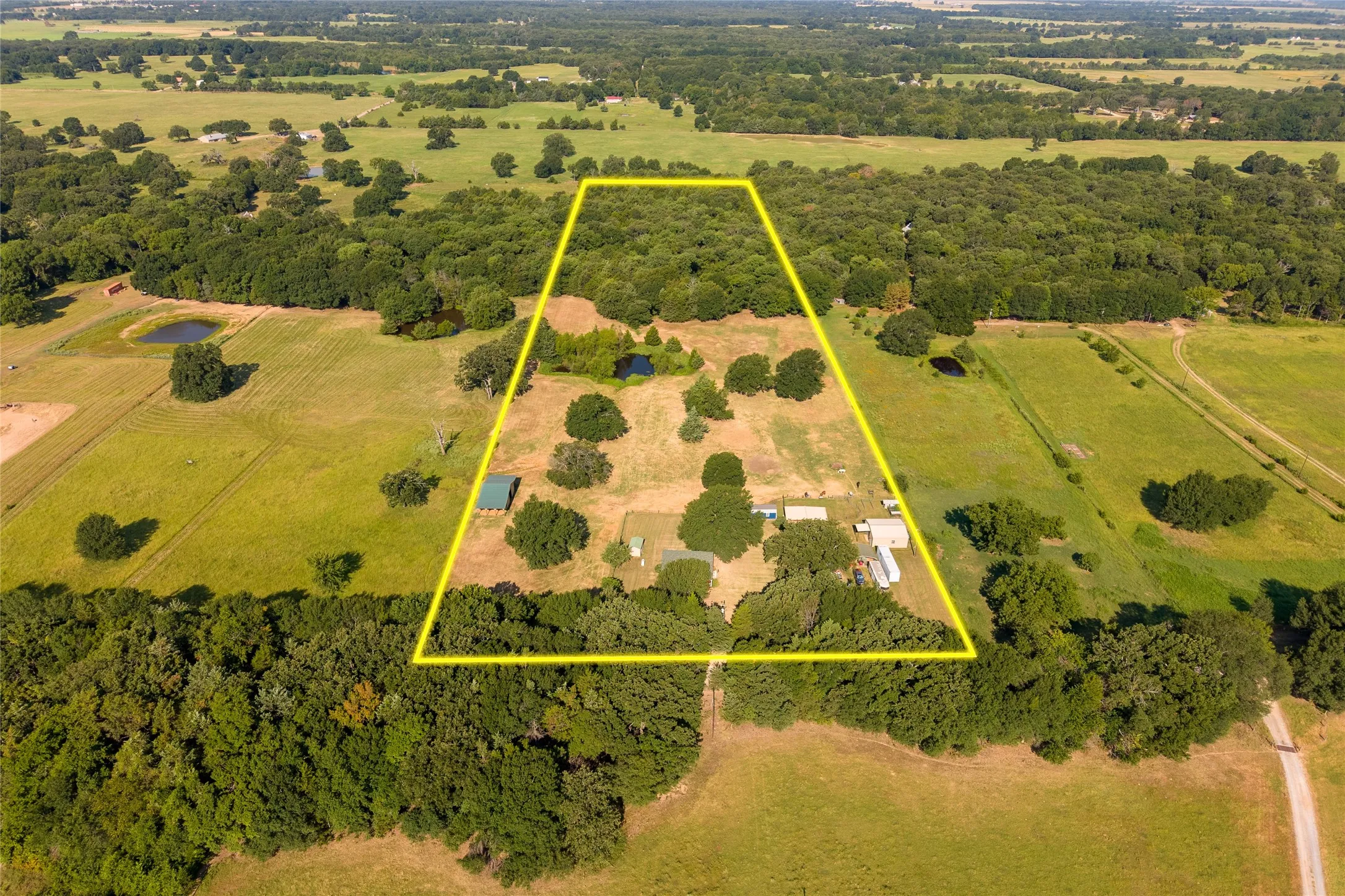 Farm For Sale in Fannin County , 1549 County Road 2130, Telephone, Texas 75488, 1 Bedroom, 2 Bathroom, Garage spaces, 1,600 Sqft, built in 2004, mls#21349142, Real Estate Agent in Telephone, Homes For Sale in Fannin county, Homes For Sale in Telephone, Realtor in Telephone Texas, Real Estate Brokerage Independent Realty Texas, Luminita Cordes Realtor