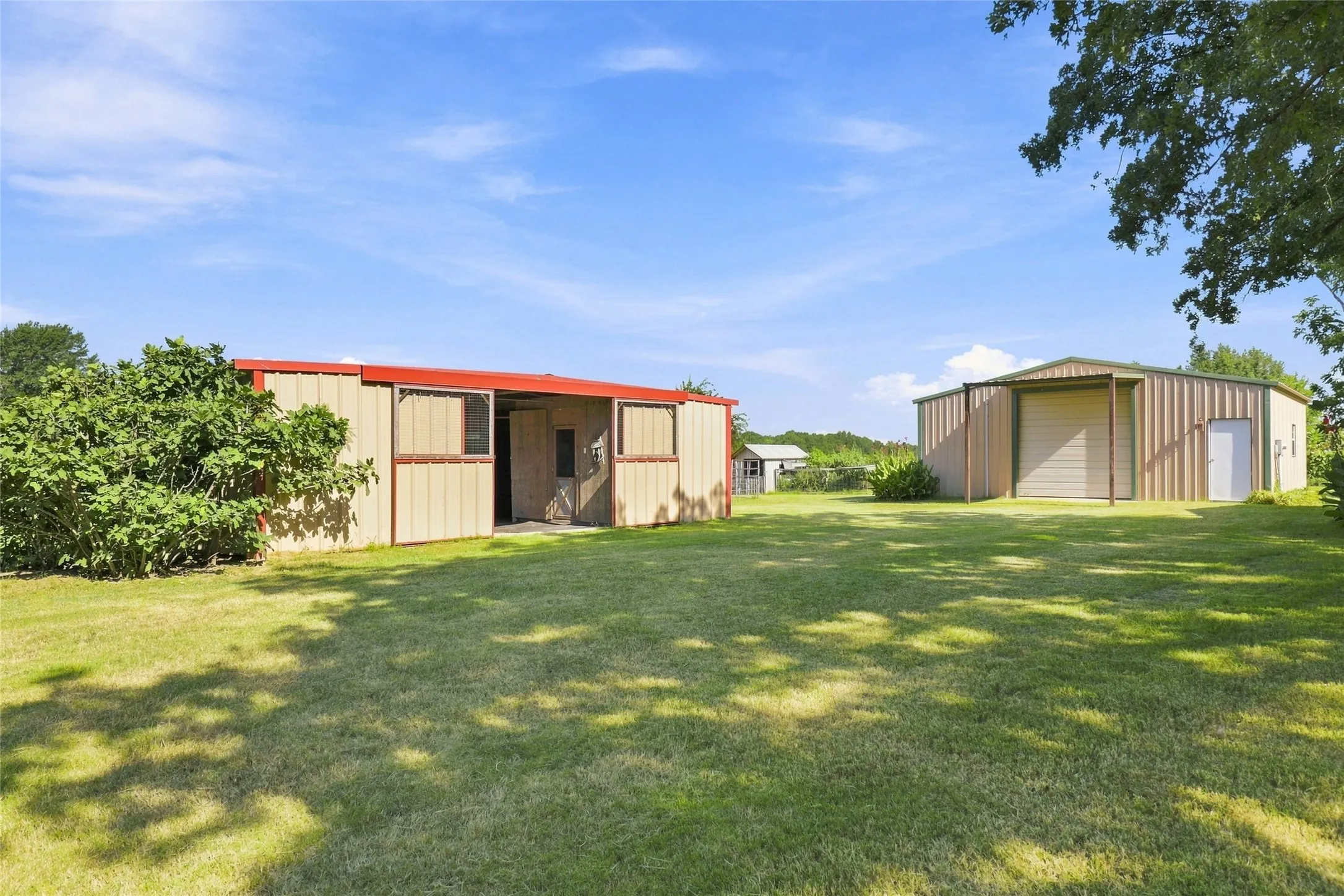 Farm For Sale in Fannin County , 1549 County Road 2130, Telephone, Texas 75488, 1 Bedroom, 2 Bathroom, Garage spaces, 1,600 Sqft, built in 2004, mls#21349142, Real Estate Agent in Telephone, Homes For Sale in Fannin county, Homes For Sale in Telephone, Realtor in Telephone Texas, Real Estate Brokerage Independent Realty Texas, Luminita Cordes Realtor