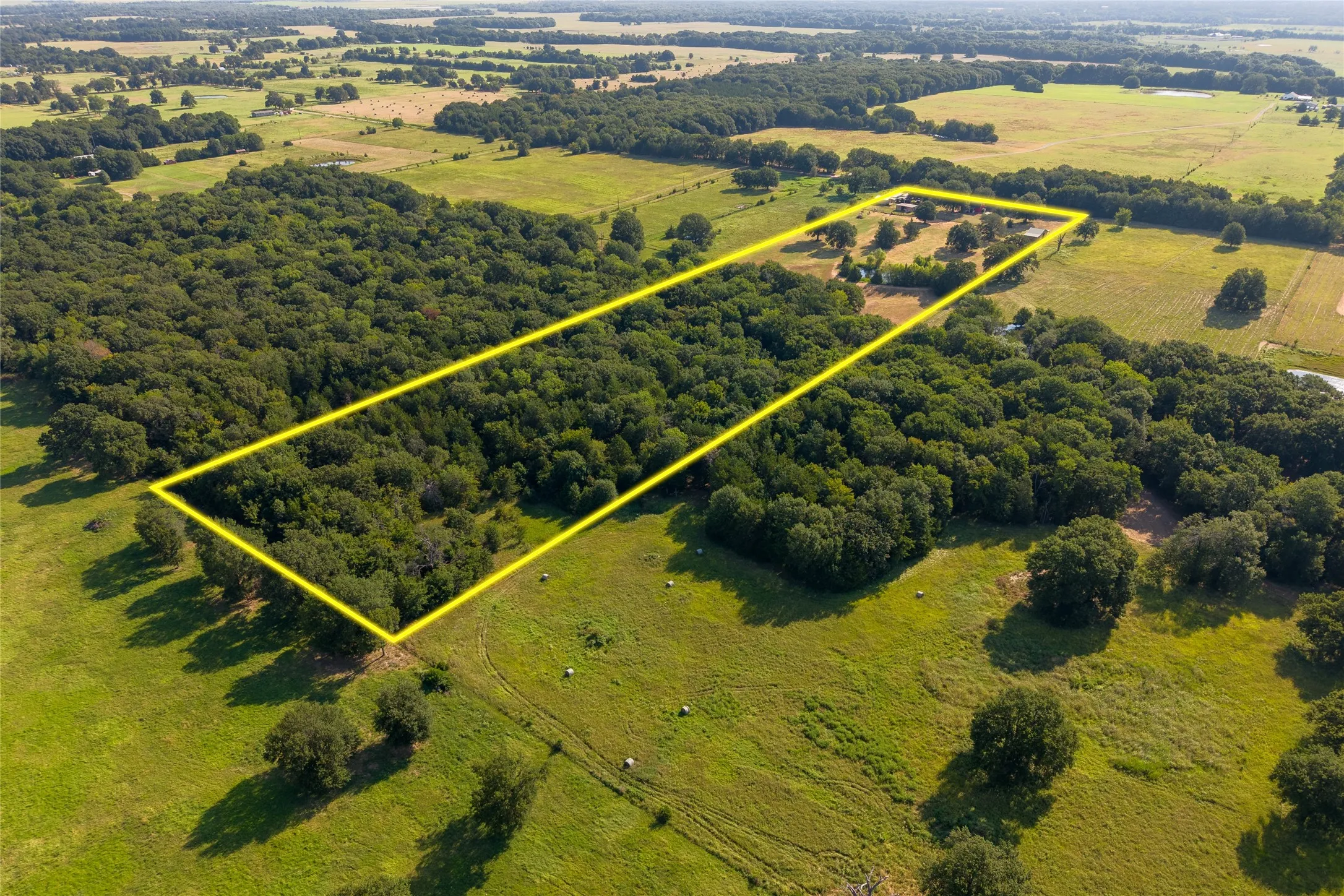 Farm For Sale in Fannin County , 1549 County Road 2130, Telephone, Texas 75488, 1 Bedroom, 2 Bathroom, Garage spaces, 1,600 Sqft, built in 2004, mls#21349142, Real Estate Agent in Telephone, Homes For Sale in Fannin county, Homes For Sale in Telephone, Realtor in Telephone Texas, Real Estate Brokerage Independent Realty Texas, Luminita Cordes Realtor