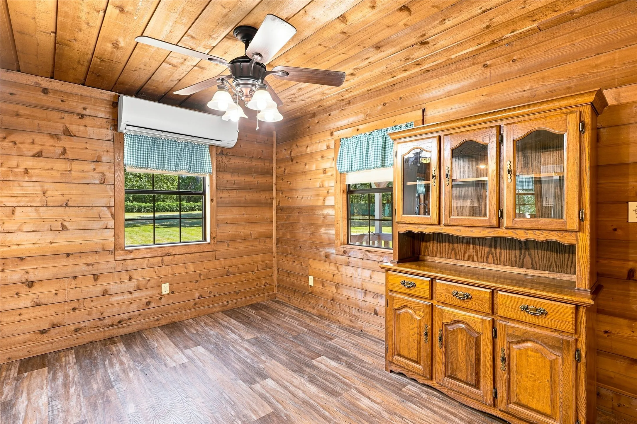 Farm For Sale in Fannin County , 1549 County Road 2130, Telephone, Texas 75488, 1 Bedroom, 2 Bathroom, Garage spaces, 1,600 Sqft, built in 2004, mls#21349142, Real Estate Agent in Telephone, Homes For Sale in Fannin county, Homes For Sale in Telephone, Realtor in Telephone Texas, Real Estate Brokerage Independent Realty Texas, Luminita Cordes Realtor