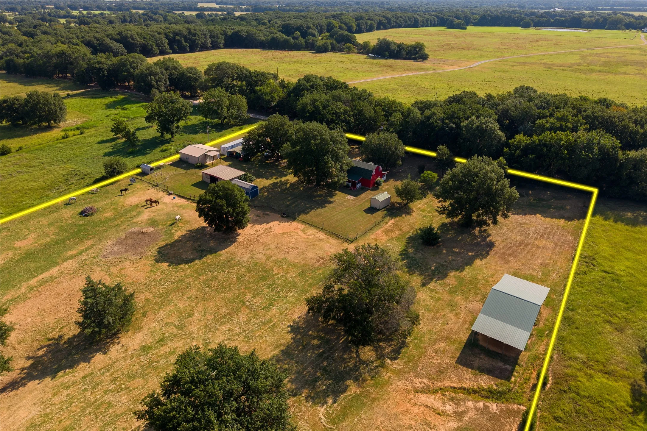 Farm For Sale in Fannin County , 1549 County Road 2130, Telephone, Texas 75488, 1 Bedroom, 2 Bathroom, Garage spaces, 1,600 Sqft, built in 2004, mls#21349142, Real Estate Agent in Telephone, Homes For Sale in Fannin county, Homes For Sale in Telephone, Realtor in Telephone Texas, Real Estate Brokerage Independent Realty Texas, Luminita Cordes Realtor