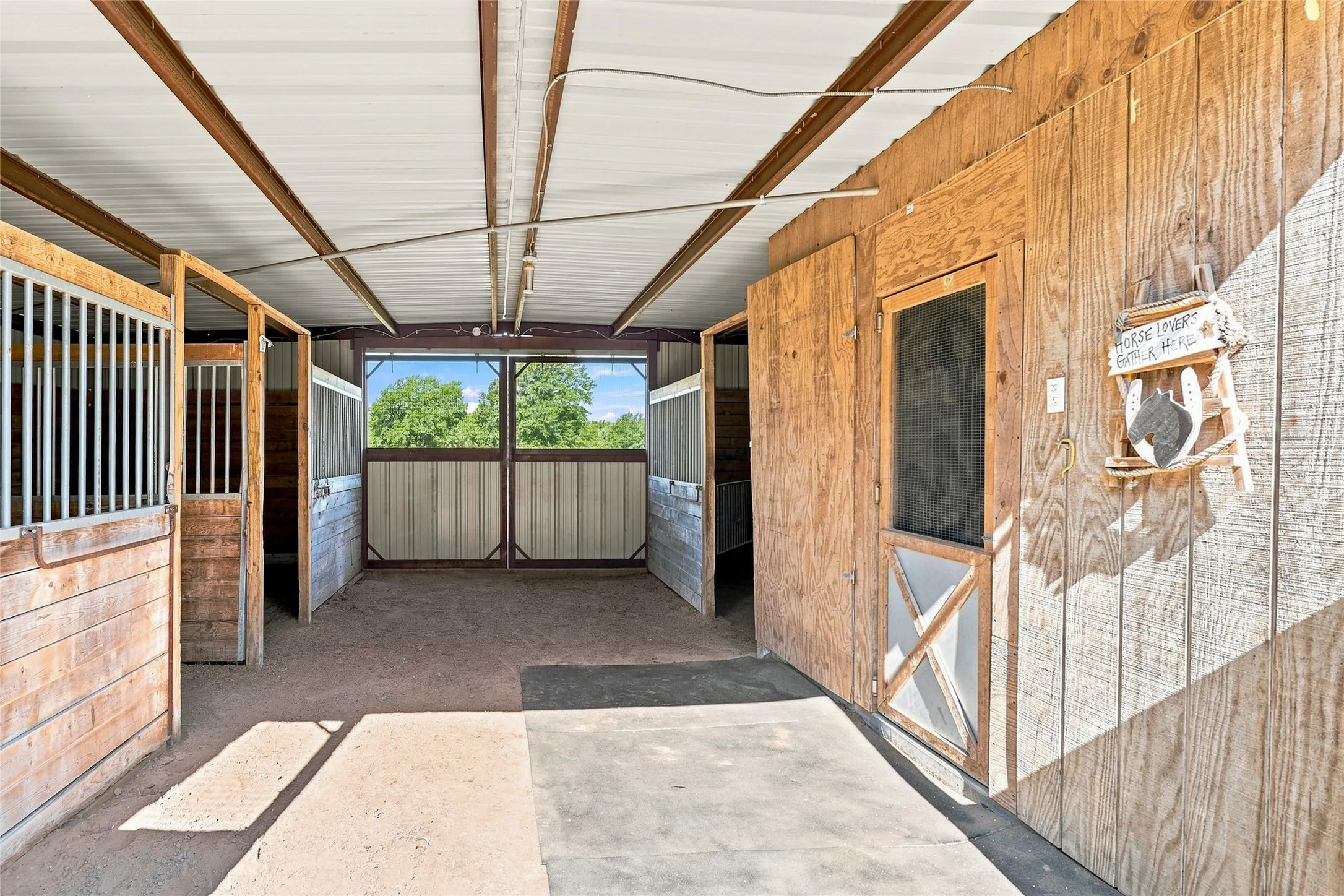 Farm For Sale in Fannin County , 1549 County Road 2130, Telephone, Texas 75488, 1 Bedroom, 2 Bathroom, Garage spaces, 1,600 Sqft, built in 2004, mls#21349142, Real Estate Agent in Telephone, Homes For Sale in Fannin county, Homes For Sale in Telephone, Realtor in Telephone Texas, Real Estate Brokerage Independent Realty Texas, Luminita Cordes Realtor
