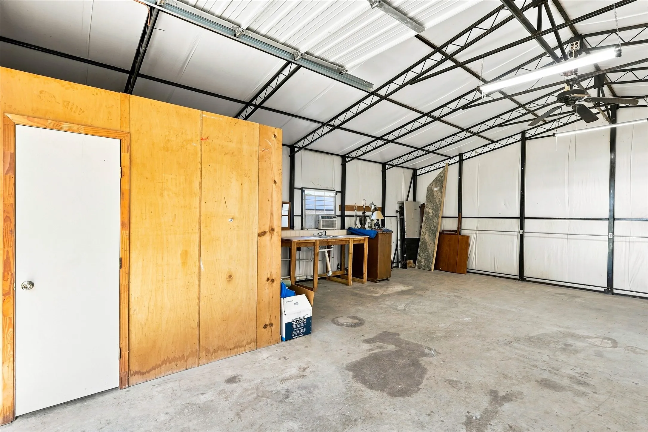 Farm For Sale in Fannin County , 1549 County Road 2130, Telephone, Texas 75488, 1 Bedroom, 2 Bathroom, Garage spaces, 1,600 Sqft, built in 2004, mls#21349142, Real Estate Agent in Telephone, Homes For Sale in Fannin county, Homes For Sale in Telephone, Realtor in Telephone Texas, Real Estate Brokerage Independent Realty Texas, Luminita Cordes Realtor
