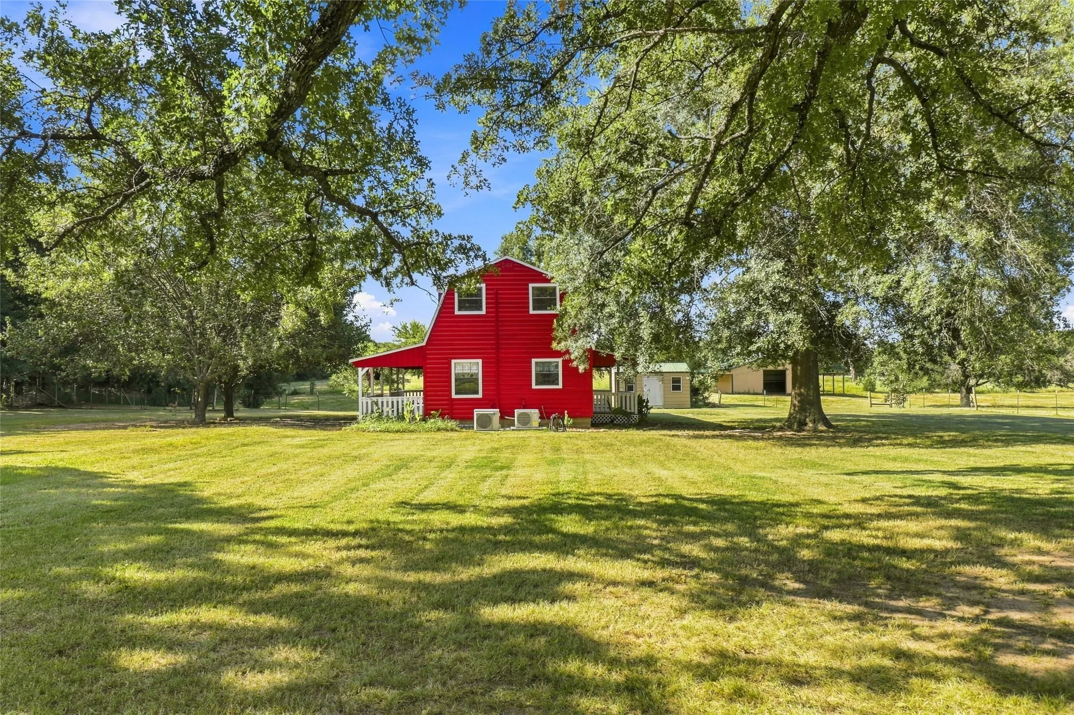 Farm For Sale in Fannin County , 1549 County Road 2130, Telephone, Texas 75488, 1 Bedroom, 2 Bathroom, Garage spaces, 1,600 Sqft, built in 2004, mls#21349142, Real Estate Agent in Telephone, Homes For Sale in Fannin county, Homes For Sale in Telephone, Realtor in Telephone Texas, Real Estate Brokerage Independent Realty Texas, Luminita Cordes Realtor