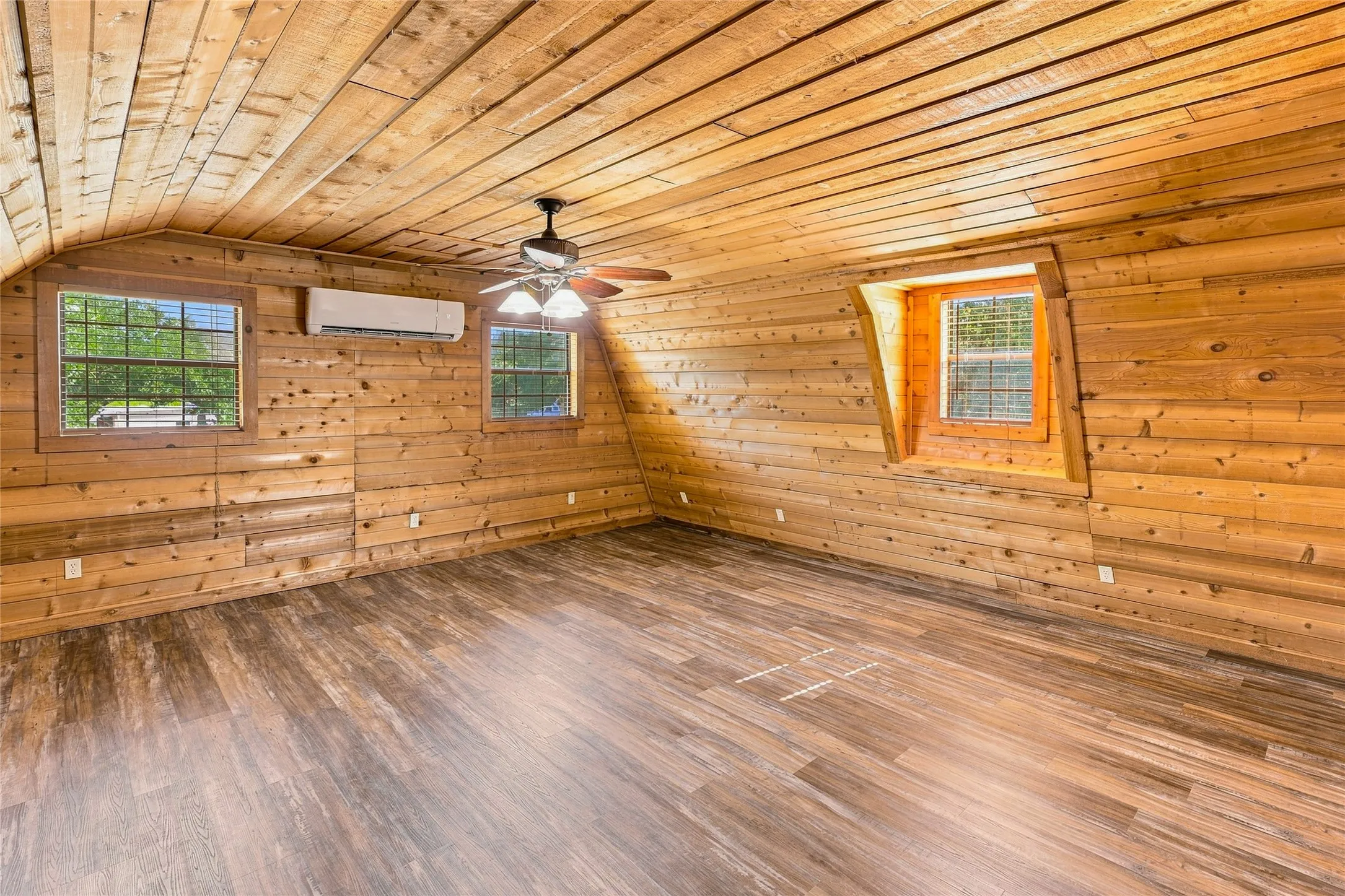 Farm For Sale in Fannin County , 1549 County Road 2130, Telephone, Texas 75488, 1 Bedroom, 2 Bathroom, Garage spaces, 1,600 Sqft, built in 2004, mls#21349142, Real Estate Agent in Telephone, Homes For Sale in Fannin county, Homes For Sale in Telephone, Realtor in Telephone Texas, Real Estate Brokerage Independent Realty Texas, Luminita Cordes Realtor