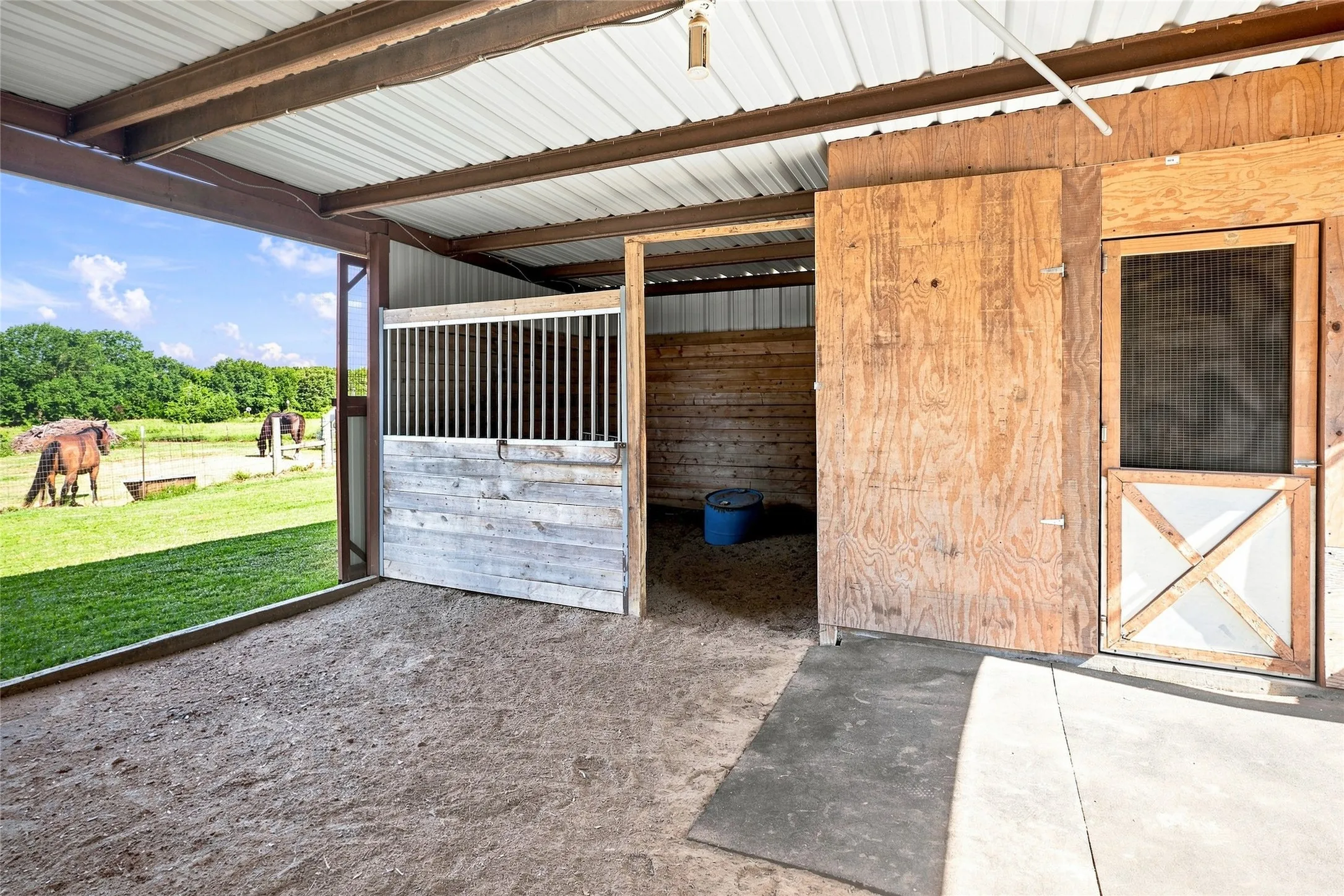 Farm For Sale in Fannin County , 1549 County Road 2130, Telephone, Texas 75488, 1 Bedroom, 2 Bathroom, Garage spaces, 1,600 Sqft, built in 2004, mls#21349142, Real Estate Agent in Telephone, Homes For Sale in Fannin county, Homes For Sale in Telephone, Realtor in Telephone Texas, Real Estate Brokerage Independent Realty Texas, Luminita Cordes Realtor