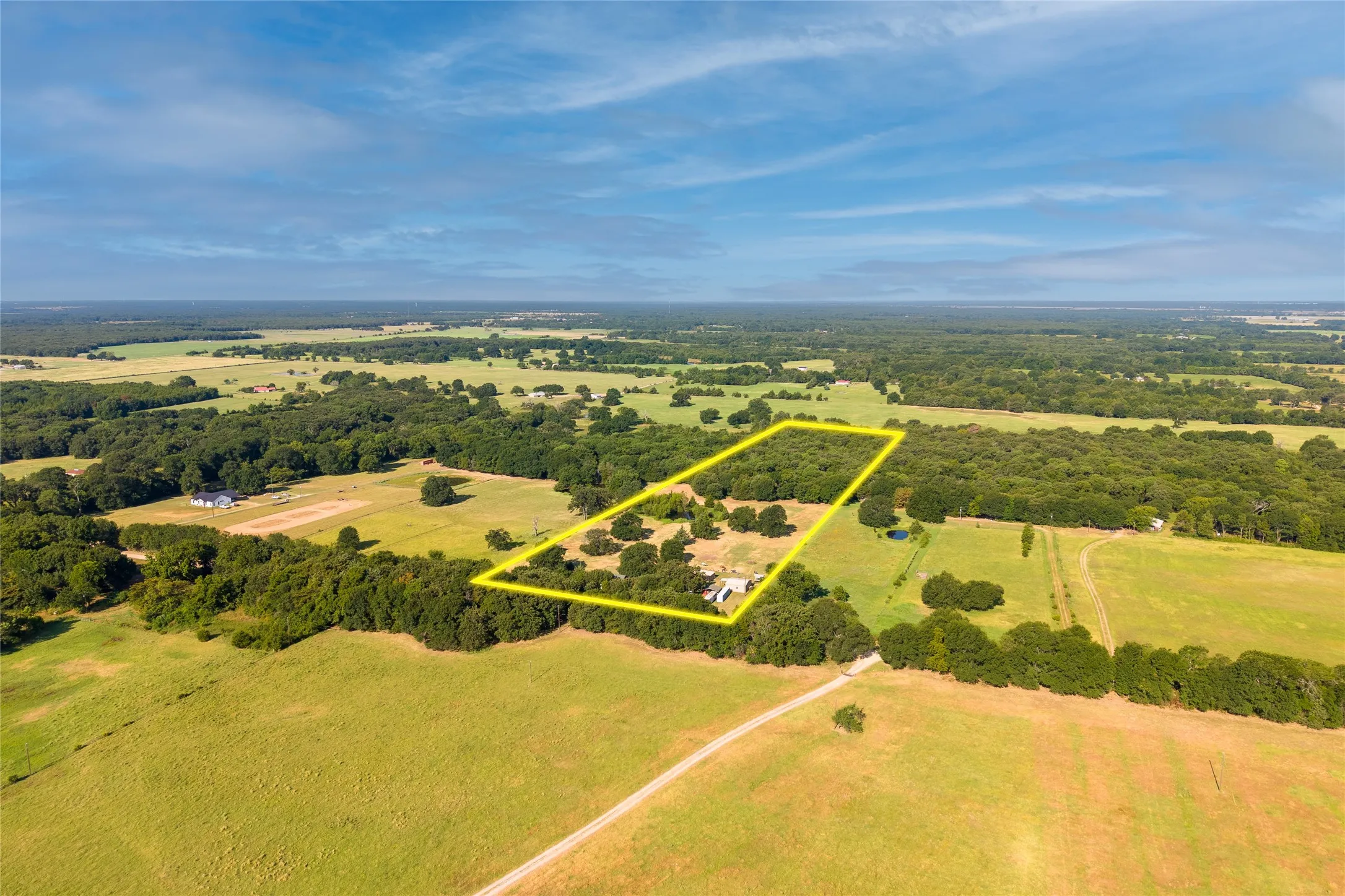 Farm For Sale in Fannin County , 1549 County Road 2130, Telephone, Texas 75488, 1 Bedroom, 2 Bathroom, Garage spaces, 1,600 Sqft, built in 2004, mls#21349142, Real Estate Agent in Telephone, Homes For Sale in Fannin county, Homes For Sale in Telephone, Realtor in Telephone Texas, Real Estate Brokerage Independent Realty Texas, Luminita Cordes Realtor