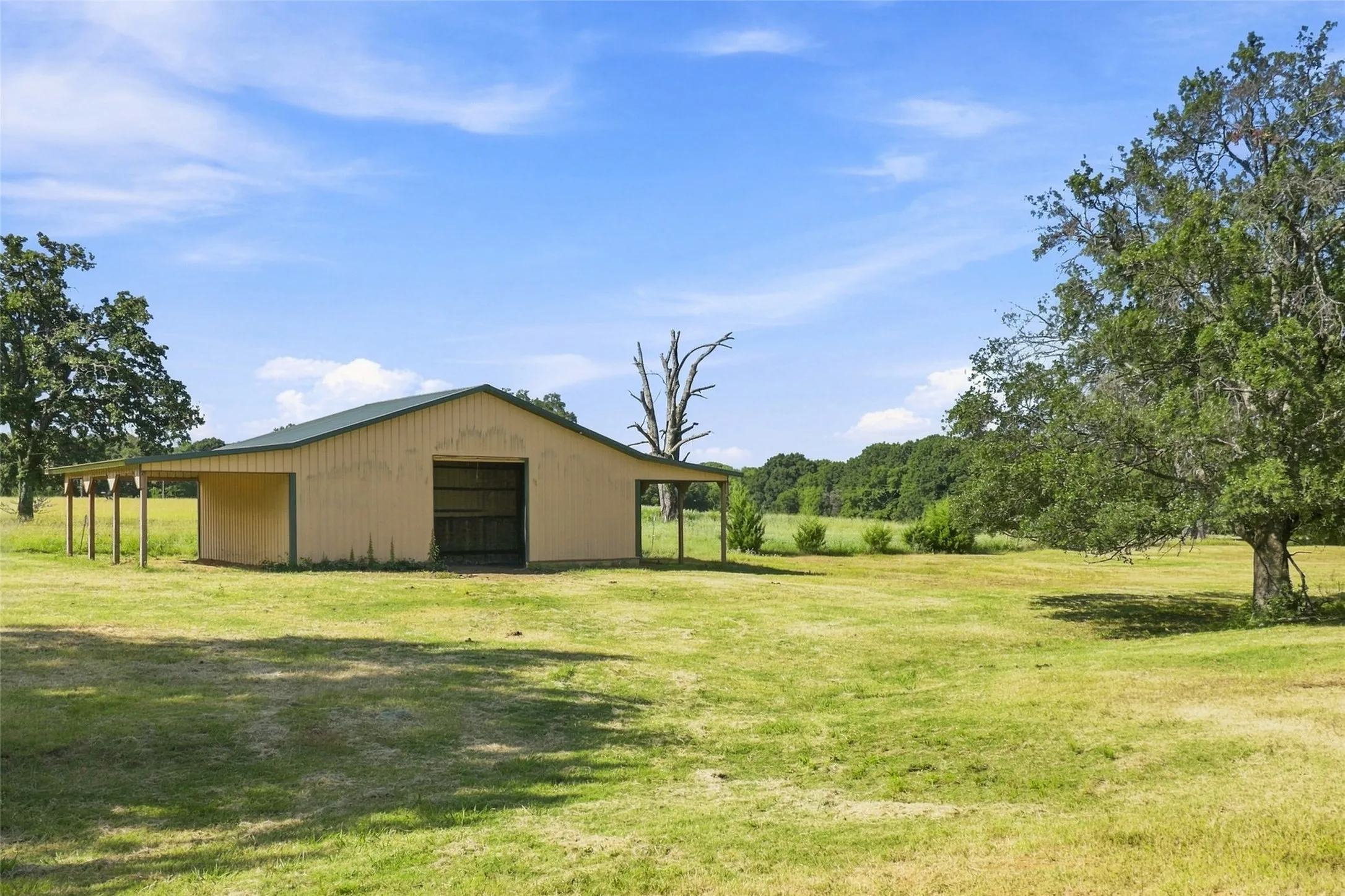 Farm For Sale in Fannin County , 1549 County Road 2130, Telephone, Texas 75488, 1 Bedroom, 2 Bathroom, Garage spaces, 1,600 Sqft, built in 2004, mls#21349142, Real Estate Agent in Telephone, Homes For Sale in Fannin county, Homes For Sale in Telephone, Realtor in Telephone Texas, Real Estate Brokerage Independent Realty Texas, Luminita Cordes Realtor