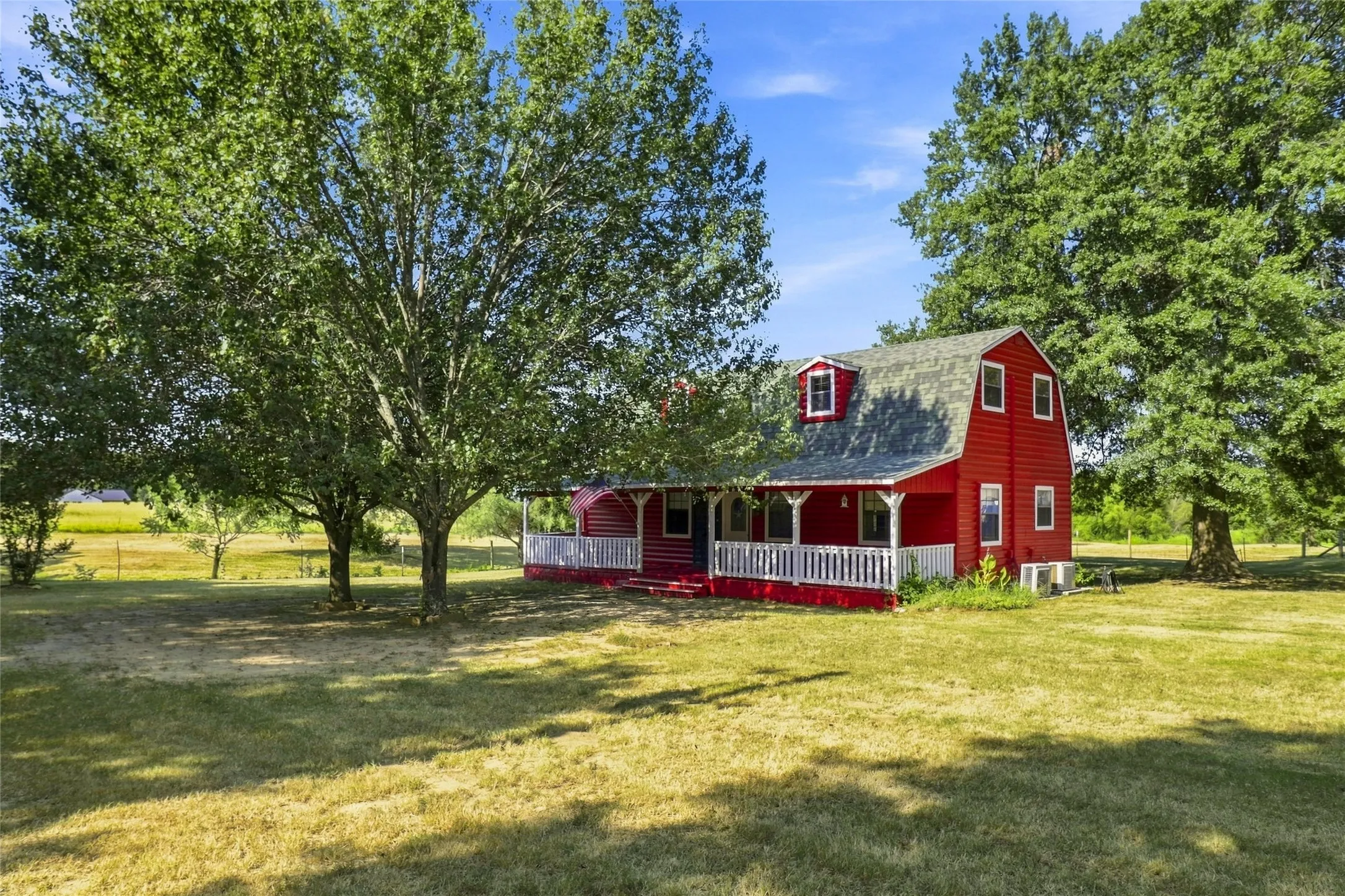 Farm For Sale in Fannin County , 1549 County Road 2130, Telephone, Texas 75488, 1 Bedroom, 2 Bathroom, Garage spaces, 1,600 Sqft, built in 2004, mls#21349142, Real Estate Agent in Telephone, Homes For Sale in Fannin county, Homes For Sale in Telephone, Realtor in Telephone Texas, Real Estate Brokerage Independent Realty Texas, Luminita Cordes Realtor
