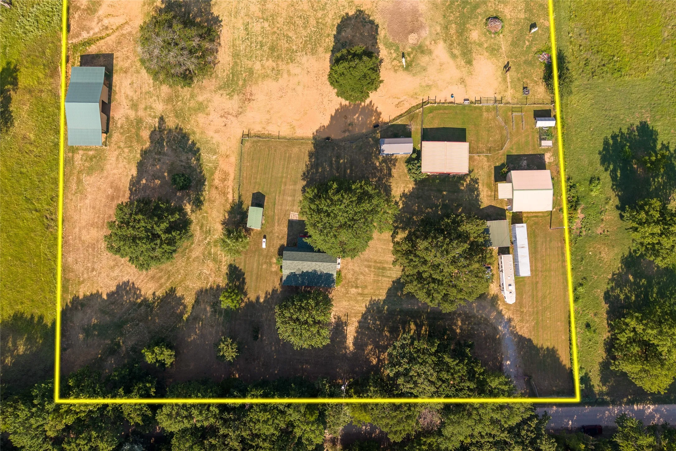 Farm For Sale in Fannin County , 1549 County Road 2130, Telephone, Texas 75488, 1 Bedroom, 2 Bathroom, Garage spaces, 1,600 Sqft, built in 2004, mls#21349142, Real Estate Agent in Telephone, Homes For Sale in Fannin county, Homes For Sale in Telephone, Realtor in Telephone Texas, Real Estate Brokerage Independent Realty Texas, Luminita Cordes Realtor