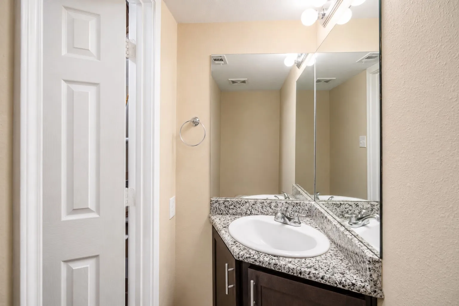 Condominium For Sale in Dallas County , 11655 Audelia Road 407, Dallas, Texas 75243, 2 Bedroom, 3 Bathroom, Garage spaces, 1,075 Sqft, built in 1982, Price $170,000, mls#21348376, Real Estate Agent in Dallas, Homes For Sale in Dallas county, Homes For Sale in Dallas, Realtor in Dallas Texas, Real Estate Brokerage Independent Realty Texas, Luminita Cordes Realtor