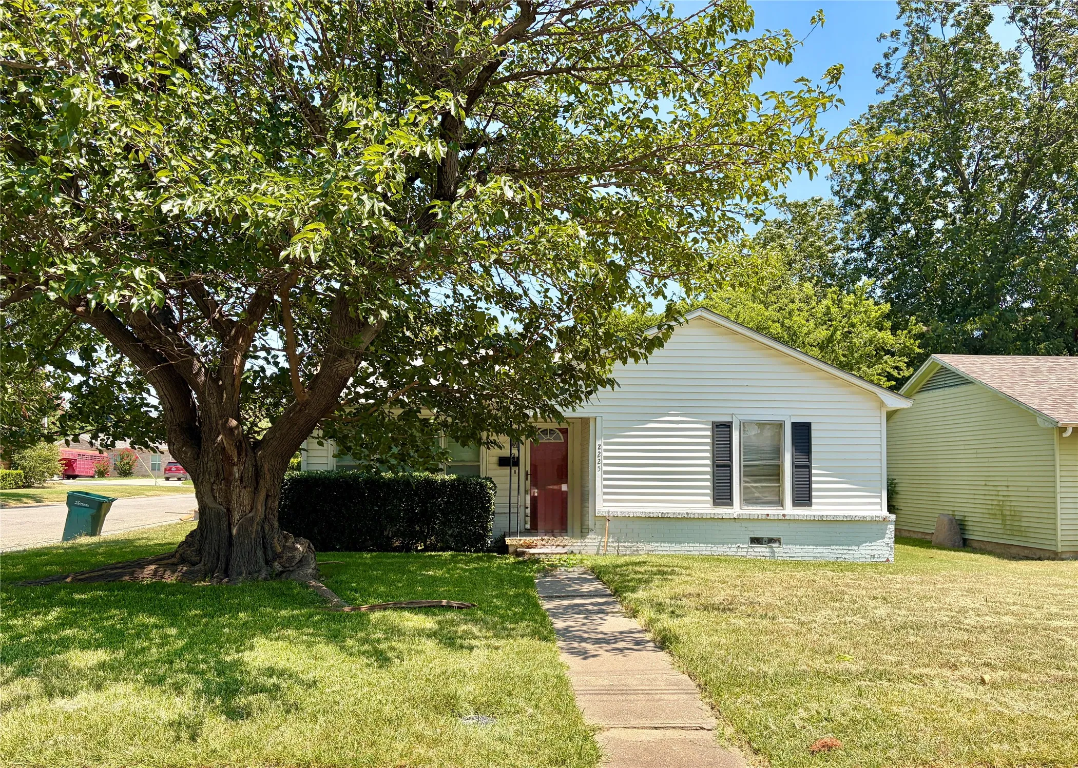 Single Family Residence For Rent in Grayson County , 2225 N Shannon Street, Sherman, Texas 75092, 4 Bedroom, 2 Bathroom, Garage spaces, 1,493 Sqft, built in 1950, mls#21342883, Real Estate Agent in Sherman, Homes For Rent in Grayson county, Homes For Rent in Sherman, Realtor in Sherman Texas, Real Estate Brokerage Independent Realty Texas, Luminita Cordes Realtor