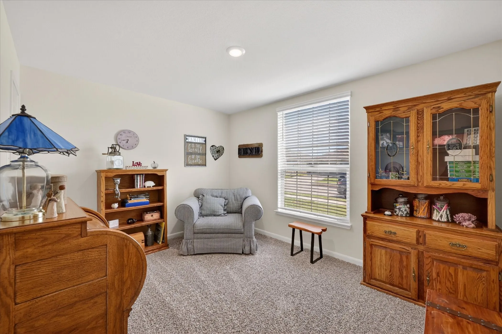 Room featuring neutral wall paint, recessed lighting, a single window with blinds, and textured carpet flooring