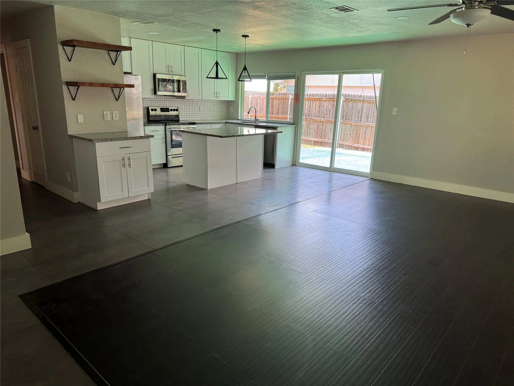 Single Family Residence For Rent in Denton County , 1531 Camelia Drive, Lewisville, Texas 75067, 3 Bedroom, 2 Bathroom, 2 Garage spaces, 1,726 Sqft, built in 1973, mls#21348819, Real Estate Agent in Lewisville, Homes For Rent in Denton county, Homes For Rent in Lewisville, Realtor in Lewisville Texas, Real Estate Brokerage Independent Realty Texas, Luminita Cordes Realtor