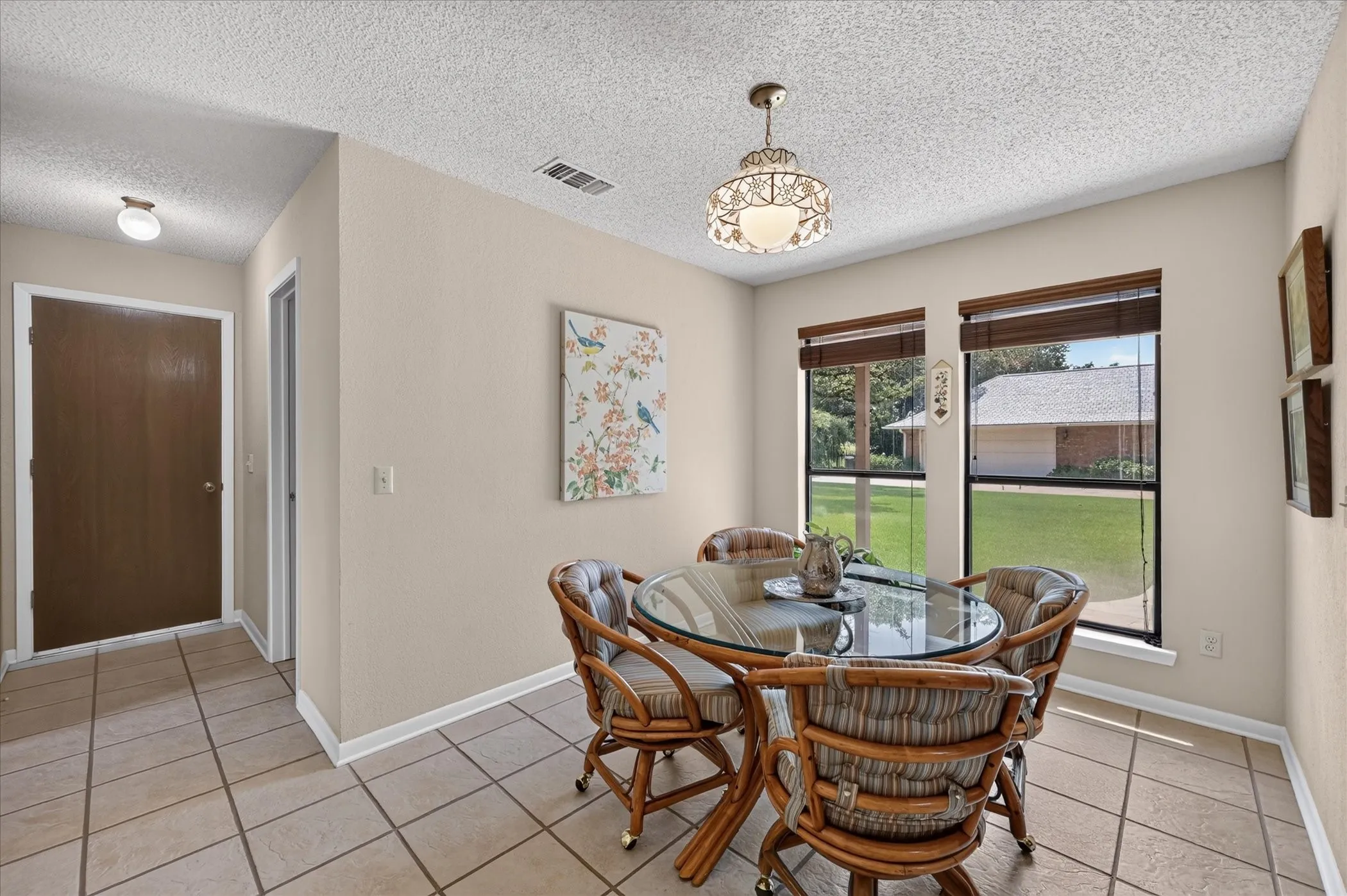 Light & bright breakfast room with views of the backyard and greenbelt!