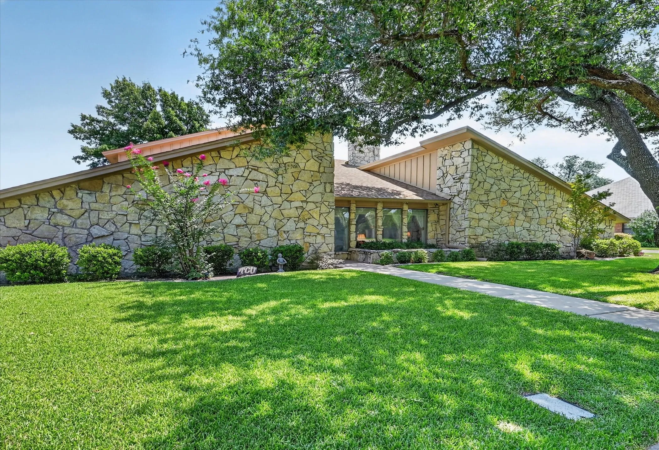 Single Family Residence For Sale in Tarrant County , 4001 Snow Creek Drive, Fort Worth, Texas 76008, 4 Bedroom, 4 Bathroom, 2 Garage spaces, 3,091 Sqft, built in 1979, mls#21348290, Real Estate Agent in Fort Worth, Homes For Sale in Tarrant county, Homes For Sale in Fort Worth, Realtor in Fort Worth Texas, Real Estate Brokerage Independent Realty Texas, Luminita Cordes Realtor