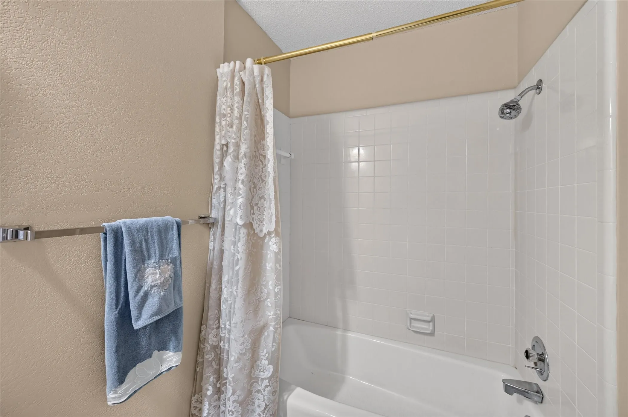 Shared bath for bedroom 2 & 3