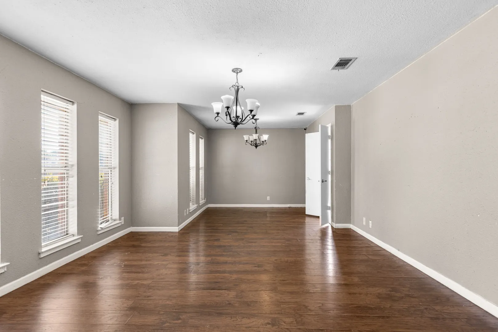 Single Family Residence For Sale in Denton County , 1241 College Parkway, Lewisville, Texas 75077, 4 Bedroom, 2 Bathroom, 2 Garage spaces, 2,197 Sqft, built in 1975, mls#21349268, Real Estate Agent in Lewisville, Homes For Sale in Denton county, Homes For Sale in Lewisville, Realtor in Lewisville Texas, Real Estate Brokerage Independent Realty Texas, Luminita Cordes Realtor