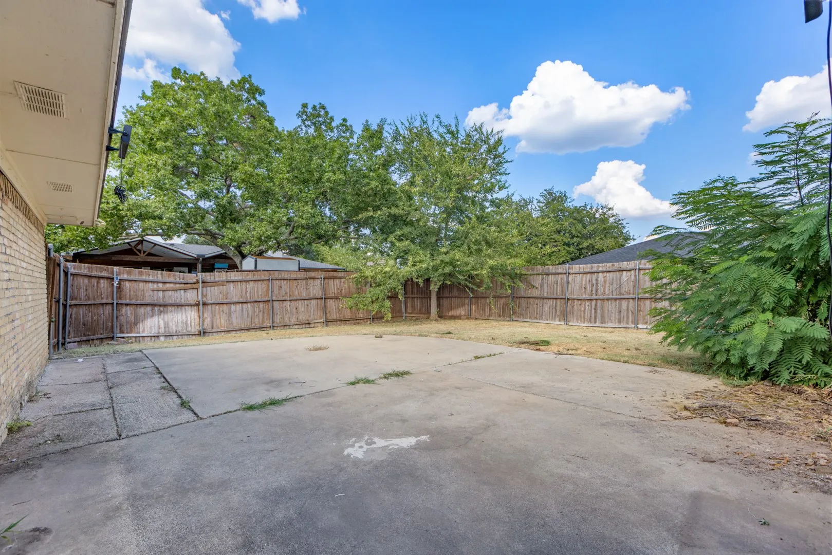 Single Family Residence For Sale in Denton County , 1241 College Parkway, Lewisville, Texas 75077, 4 Bedroom, 2 Bathroom, 2 Garage spaces, 2,197 Sqft, built in 1975, mls#21349268, Real Estate Agent in Lewisville, Homes For Sale in Denton county, Homes For Sale in Lewisville, Realtor in Lewisville Texas, Real Estate Brokerage Independent Realty Texas, Luminita Cordes Realtor