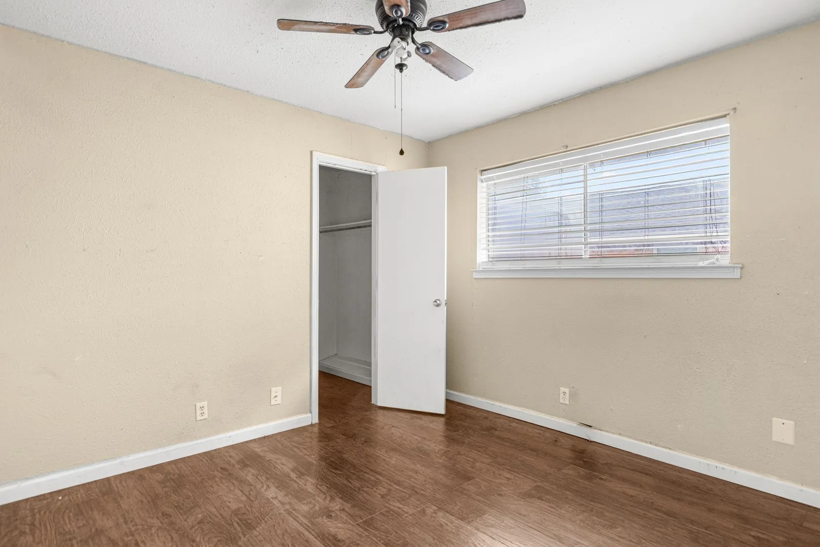 Single Family Residence For Sale in Denton County , 1241 College Parkway, Lewisville, Texas 75077, 4 Bedroom, 2 Bathroom, 2 Garage spaces, 2,197 Sqft, built in 1975, mls#21349268, Real Estate Agent in Lewisville, Homes For Sale in Denton county, Homes For Sale in Lewisville, Realtor in Lewisville Texas, Real Estate Brokerage Independent Realty Texas, Luminita Cordes Realtor