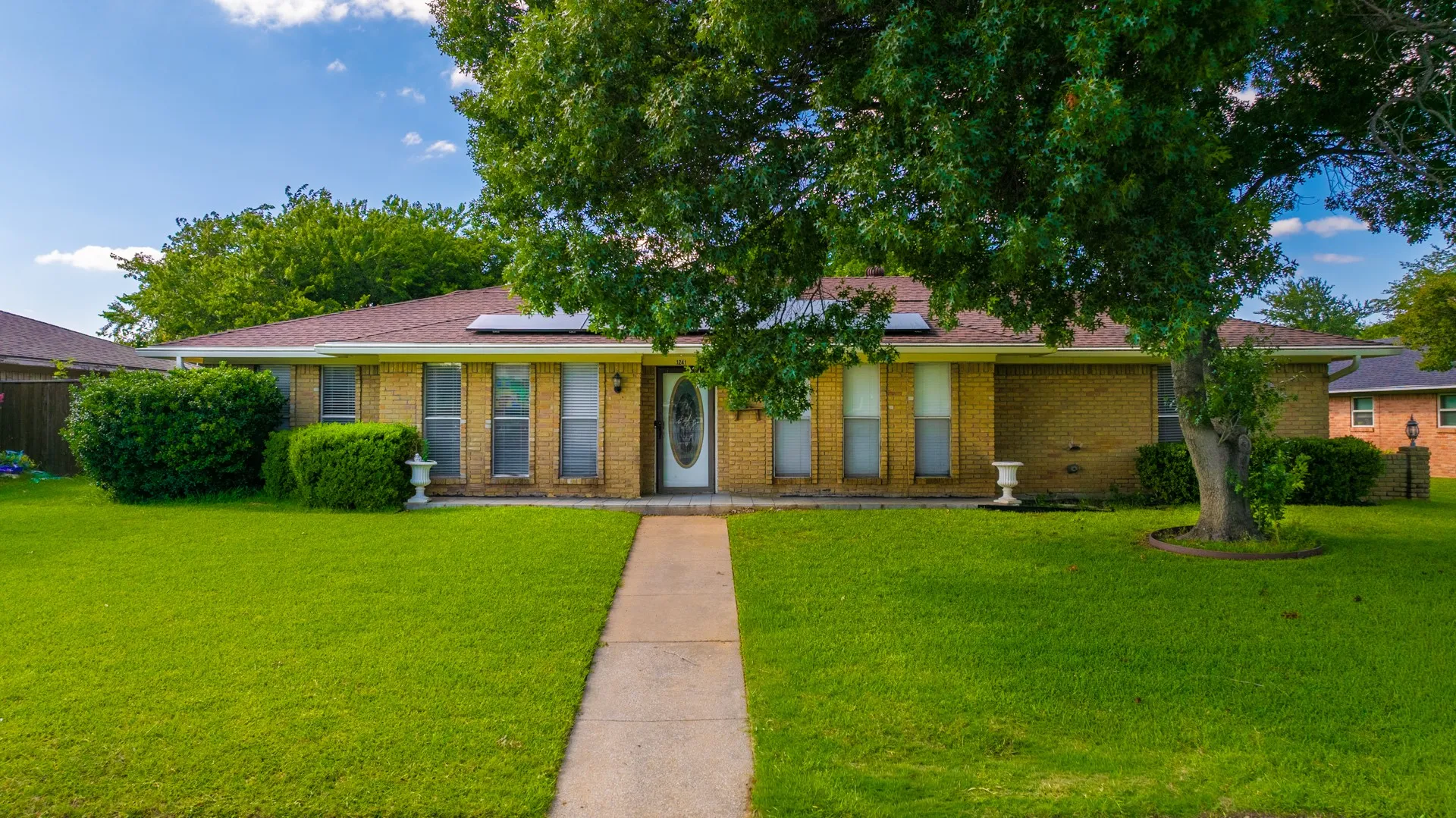 Single Family Residence For Sale in Denton County , 1241 College Parkway, Lewisville, Texas 75077, 4 Bedroom, 2 Bathroom, 2 Garage spaces, 2,197 Sqft, built in 1975, mls#21349268, Real Estate Agent in Lewisville, Homes For Sale in Denton county, Homes For Sale in Lewisville, Realtor in Lewisville Texas, Real Estate Brokerage Independent Realty Texas, Luminita Cordes Realtor