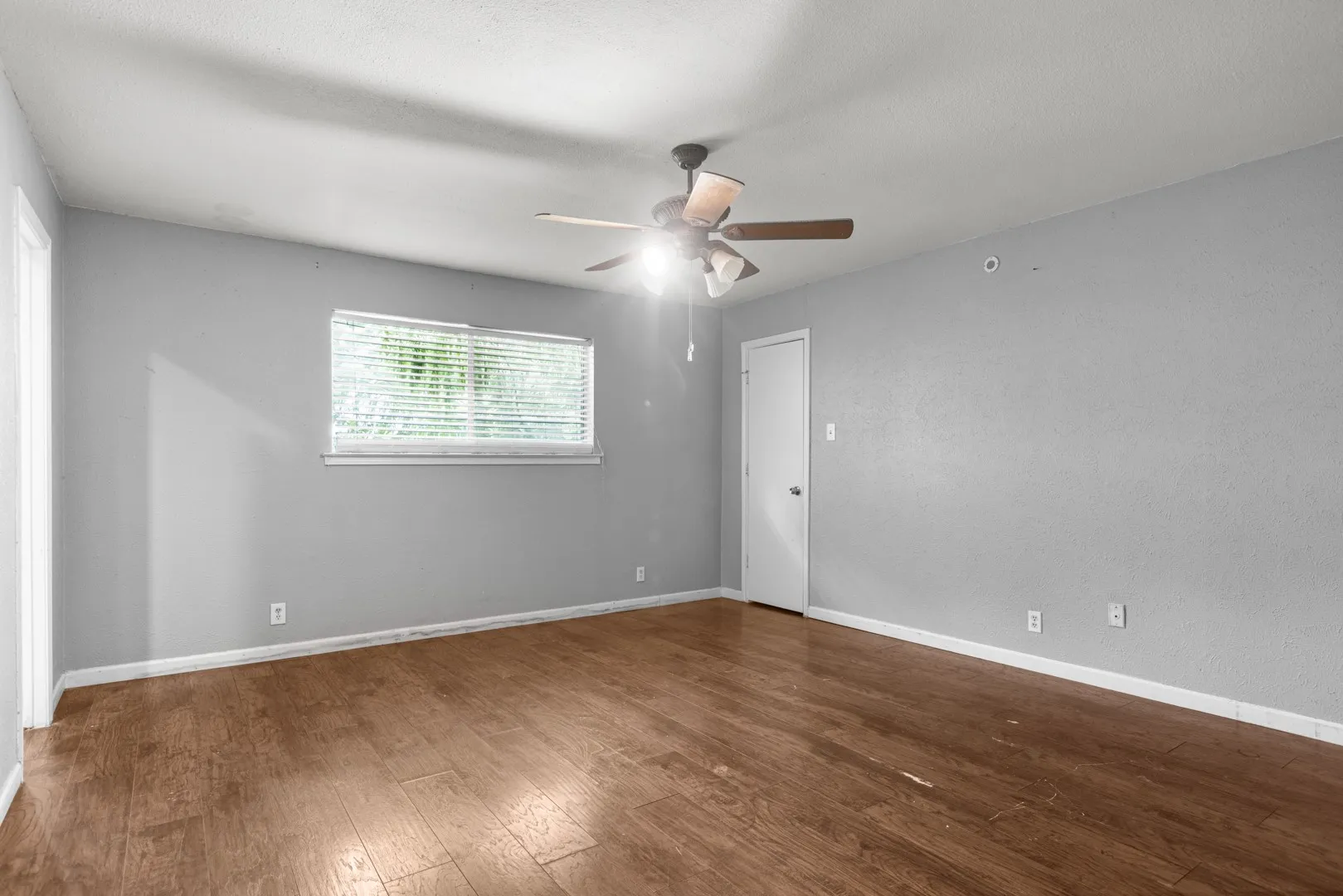 Single Family Residence For Sale in Denton County , 1241 College Parkway, Lewisville, Texas 75077, 4 Bedroom, 2 Bathroom, 2 Garage spaces, 2,197 Sqft, built in 1975, mls#21349268, Real Estate Agent in Lewisville, Homes For Sale in Denton county, Homes For Sale in Lewisville, Realtor in Lewisville Texas, Real Estate Brokerage Independent Realty Texas, Luminita Cordes Realtor