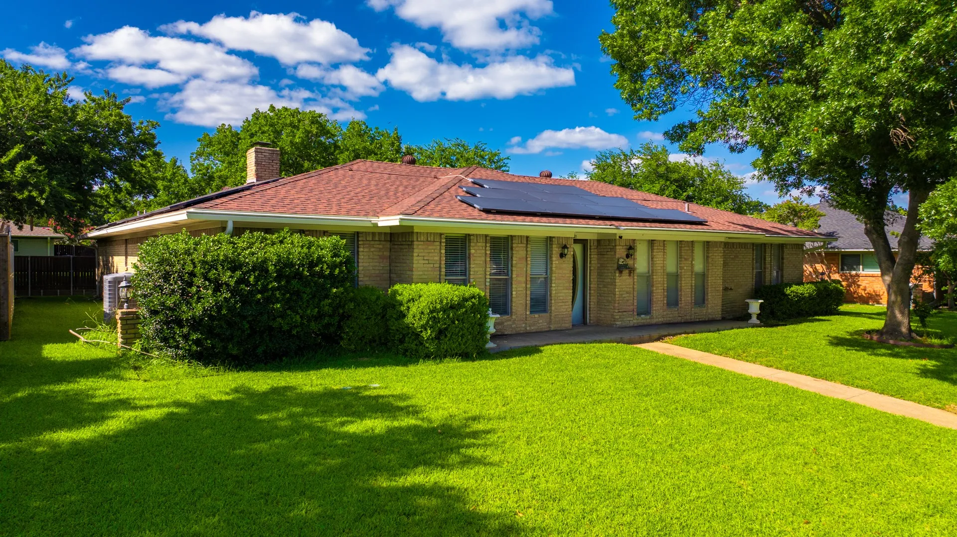 Single Family Residence For Sale in Denton County , 1241 College Parkway, Lewisville, Texas 75077, 4 Bedroom, 2 Bathroom, 2 Garage spaces, 2,197 Sqft, built in 1975, mls#21349268, Real Estate Agent in Lewisville, Homes For Sale in Denton county, Homes For Sale in Lewisville, Realtor in Lewisville Texas, Real Estate Brokerage Independent Realty Texas, Luminita Cordes Realtor