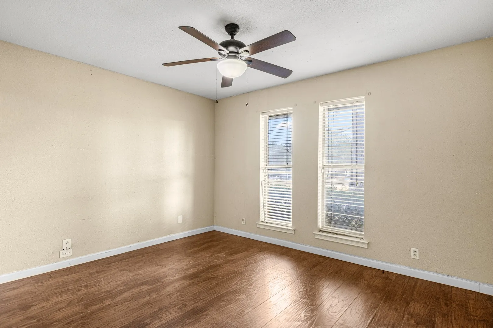 Single Family Residence For Sale in Denton County , 1241 College Parkway, Lewisville, Texas 75077, 4 Bedroom, 2 Bathroom, 2 Garage spaces, 2,197 Sqft, built in 1975, mls#21349268, Real Estate Agent in Lewisville, Homes For Sale in Denton county, Homes For Sale in Lewisville, Realtor in Lewisville Texas, Real Estate Brokerage Independent Realty Texas, Luminita Cordes Realtor